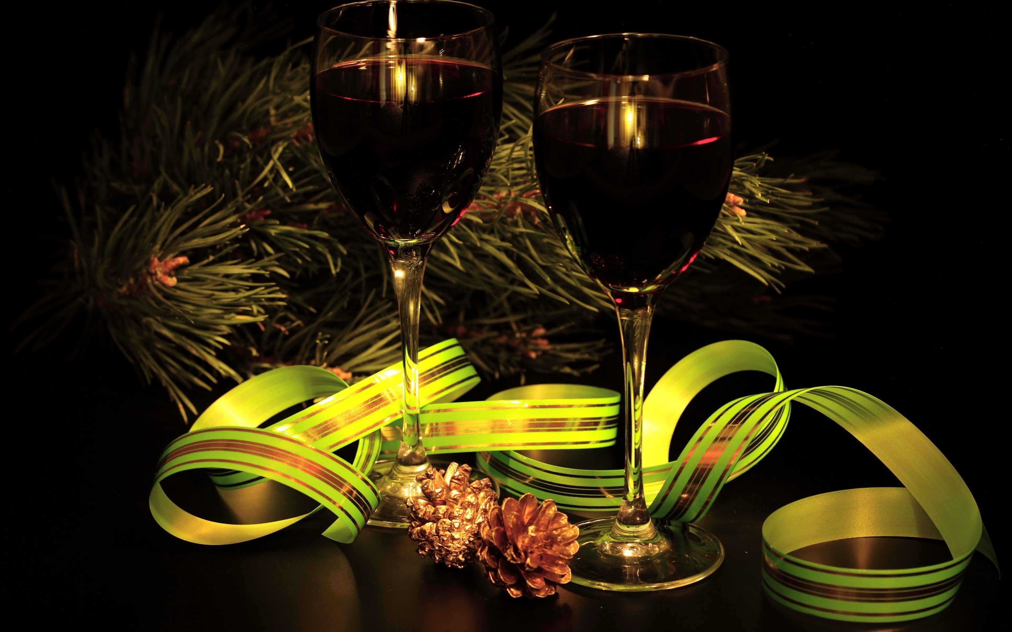 Живые обои вино. Новогодние бокалы. Новый год бокалы. Шампанское новый год. Новогодние фужеры на столе.