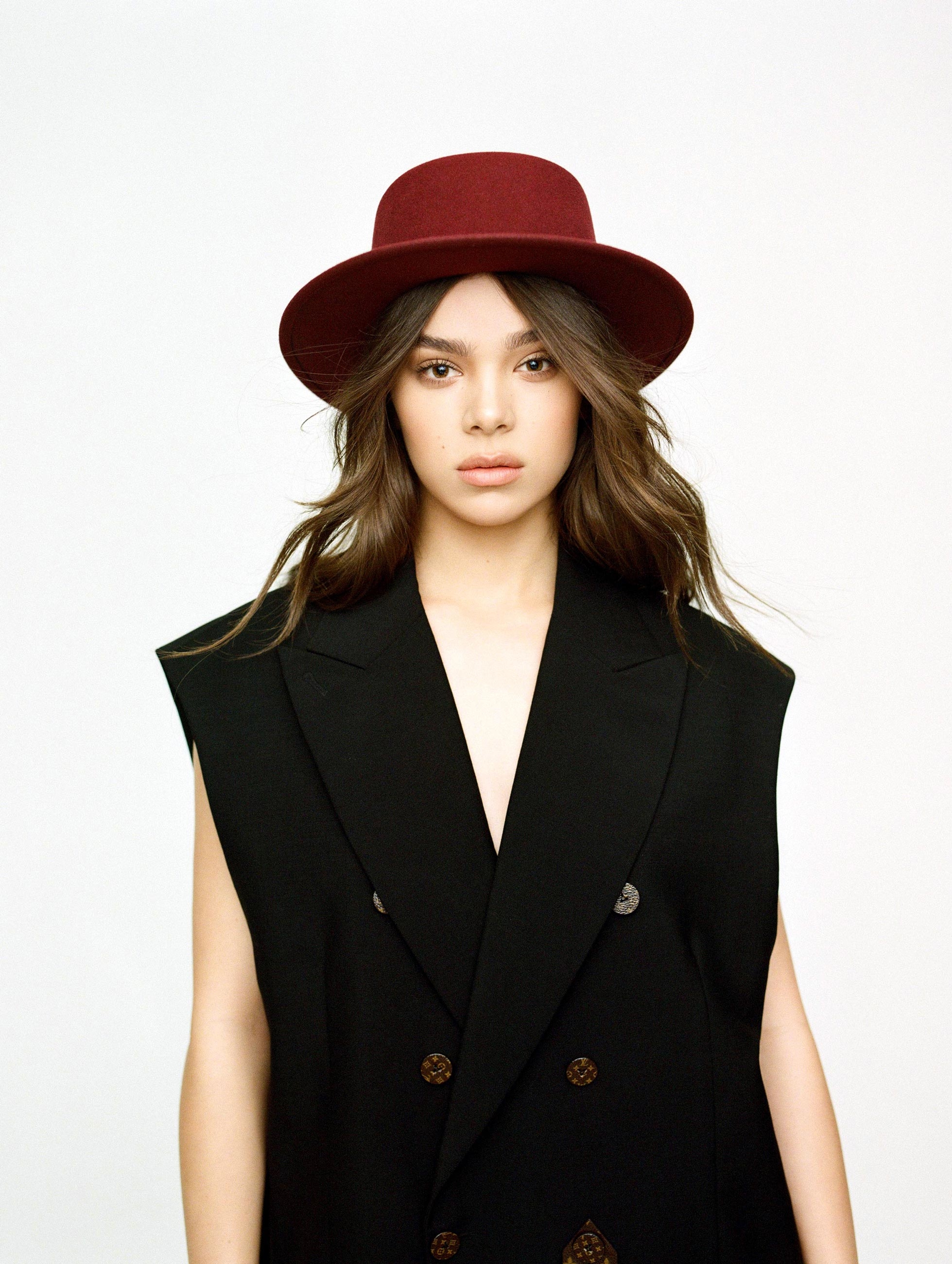 Hailee Steinfeld In Red Hat Wallpaper, HD Celebrities 4K ...