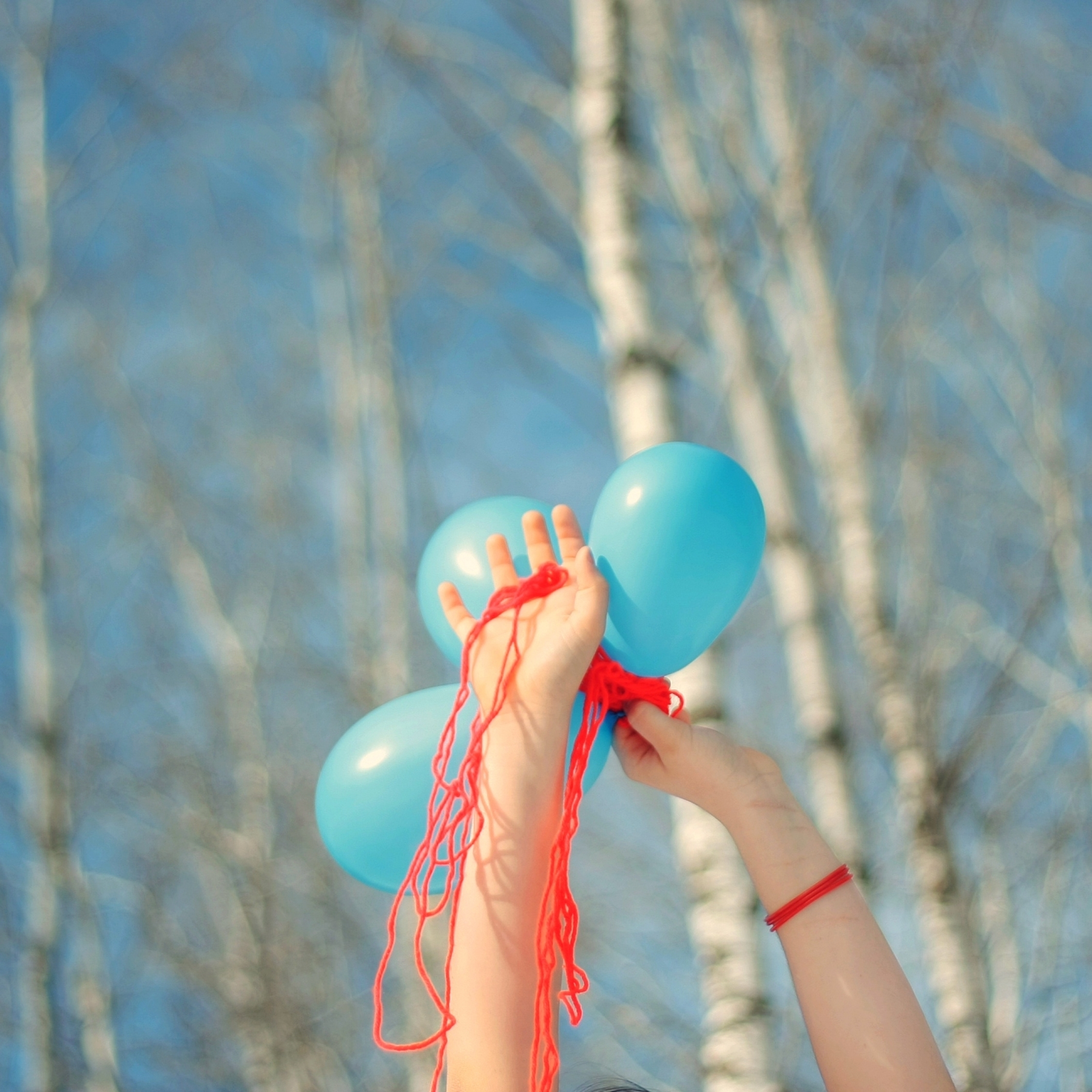 Почему шарики сдуваются. Воздушный шарик. Фотосессия с воздушными шарами. Воздушные шары праздник. Воздушный шарик в руке.