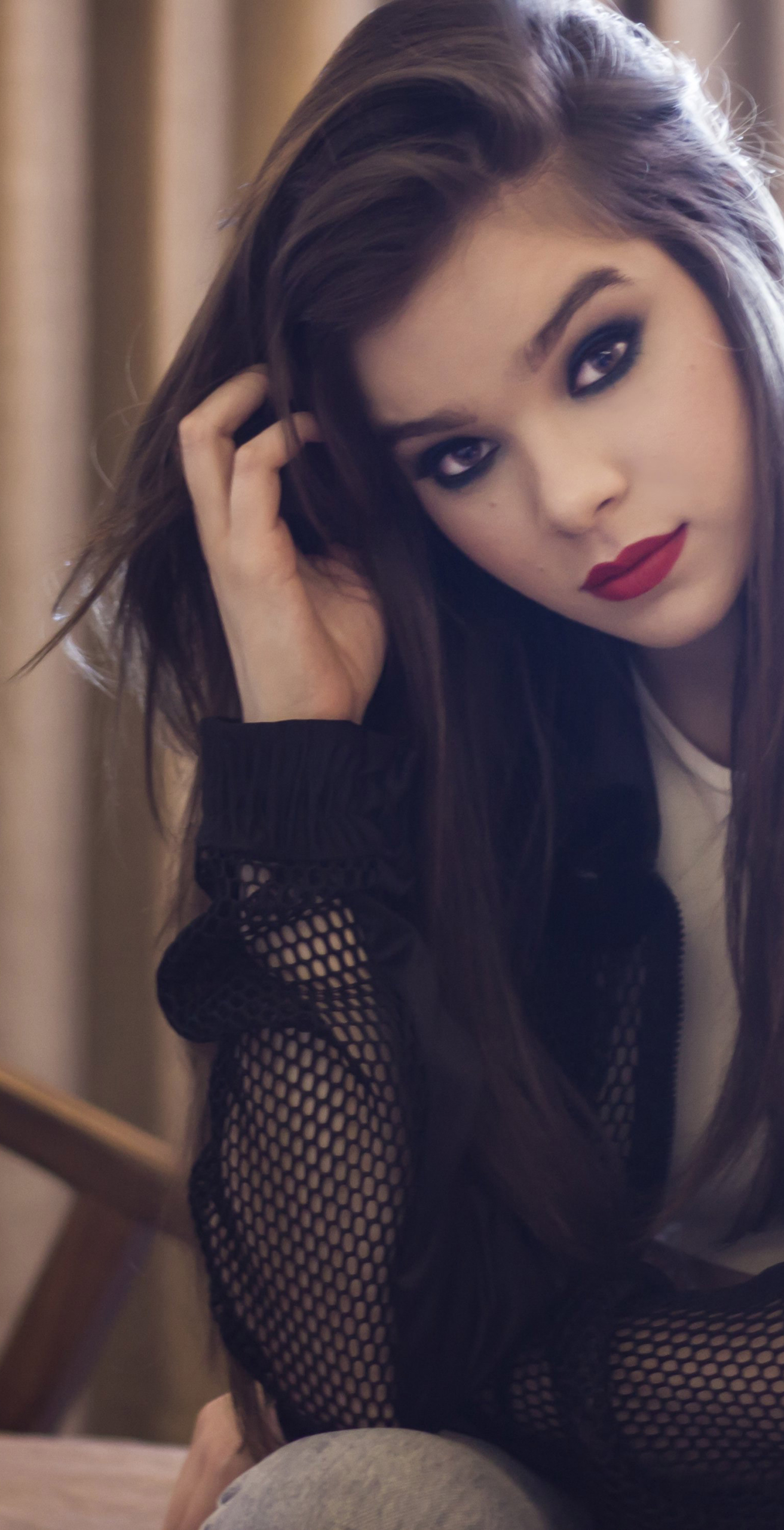 X Resolution Hot Hailee Steinfeld Portrait X Resolution Wallpaper