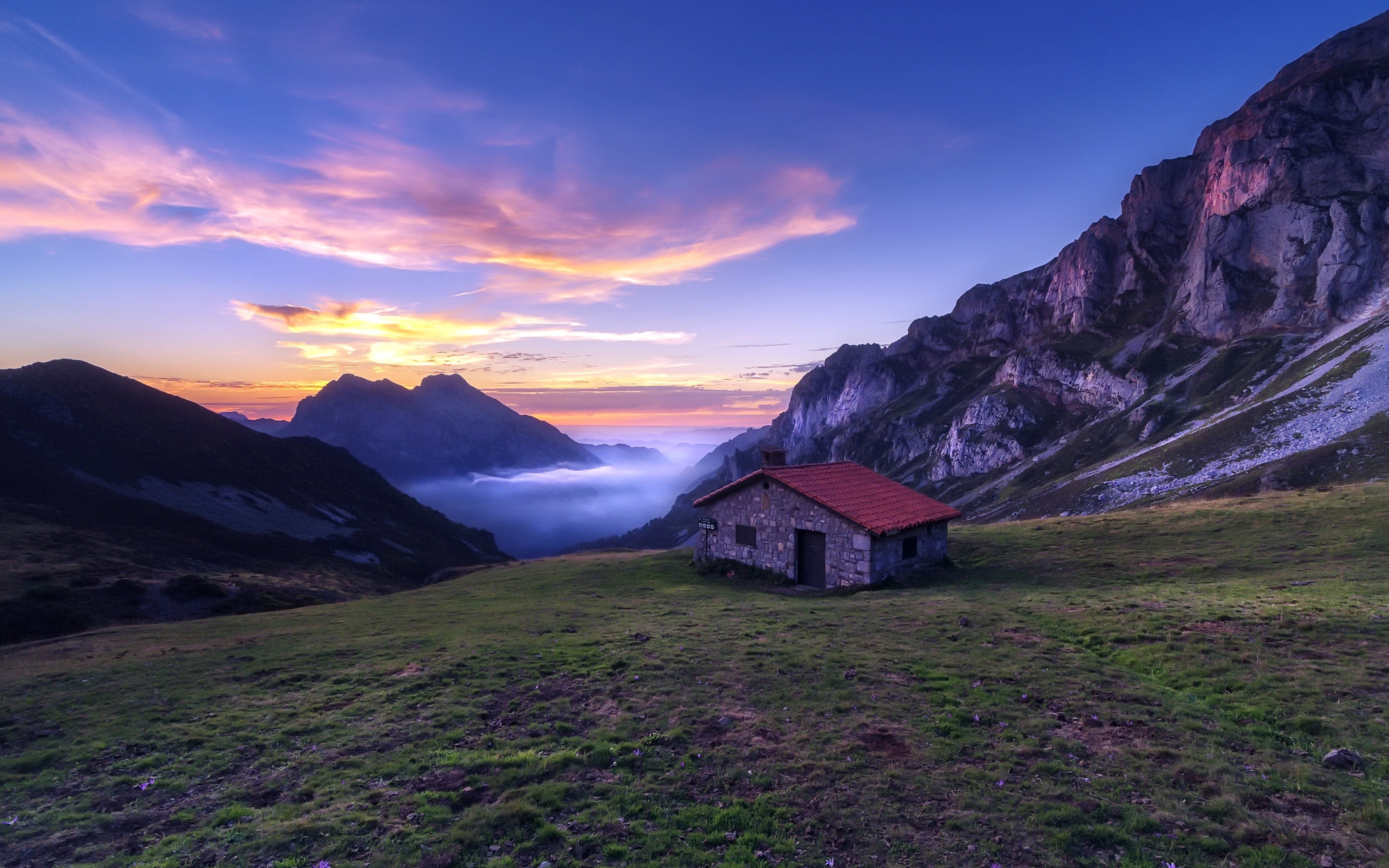 Morning house. Дом в горах. Домик в горах. Одинокий дом в горах. Одинокий домик.