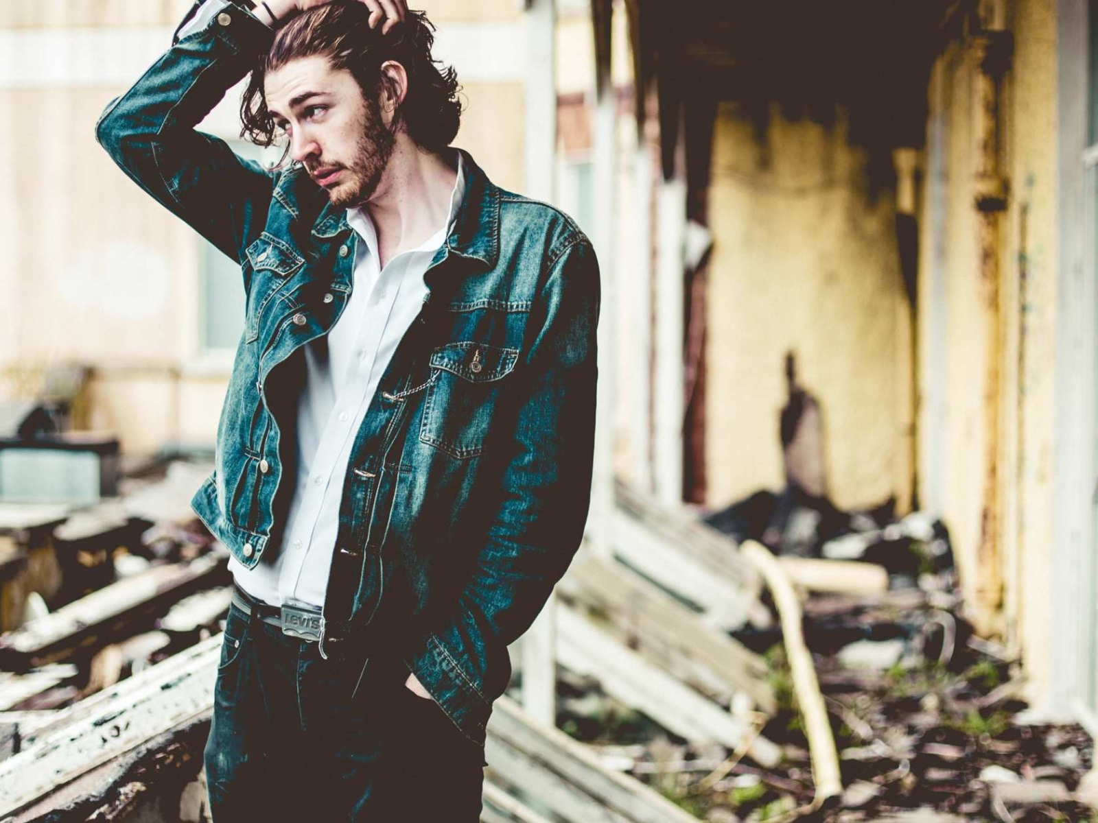 Hozier take перевод. Hozier. Take me to Church Хозиер. Hozier "Hozier". Хойзер take me.