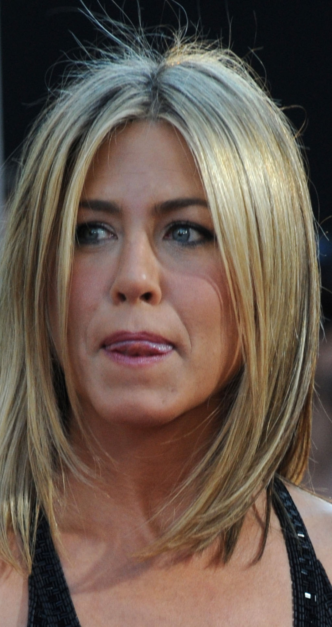 1082x2042-resolution-jennifer-aniston-bikini-images-1082x2042