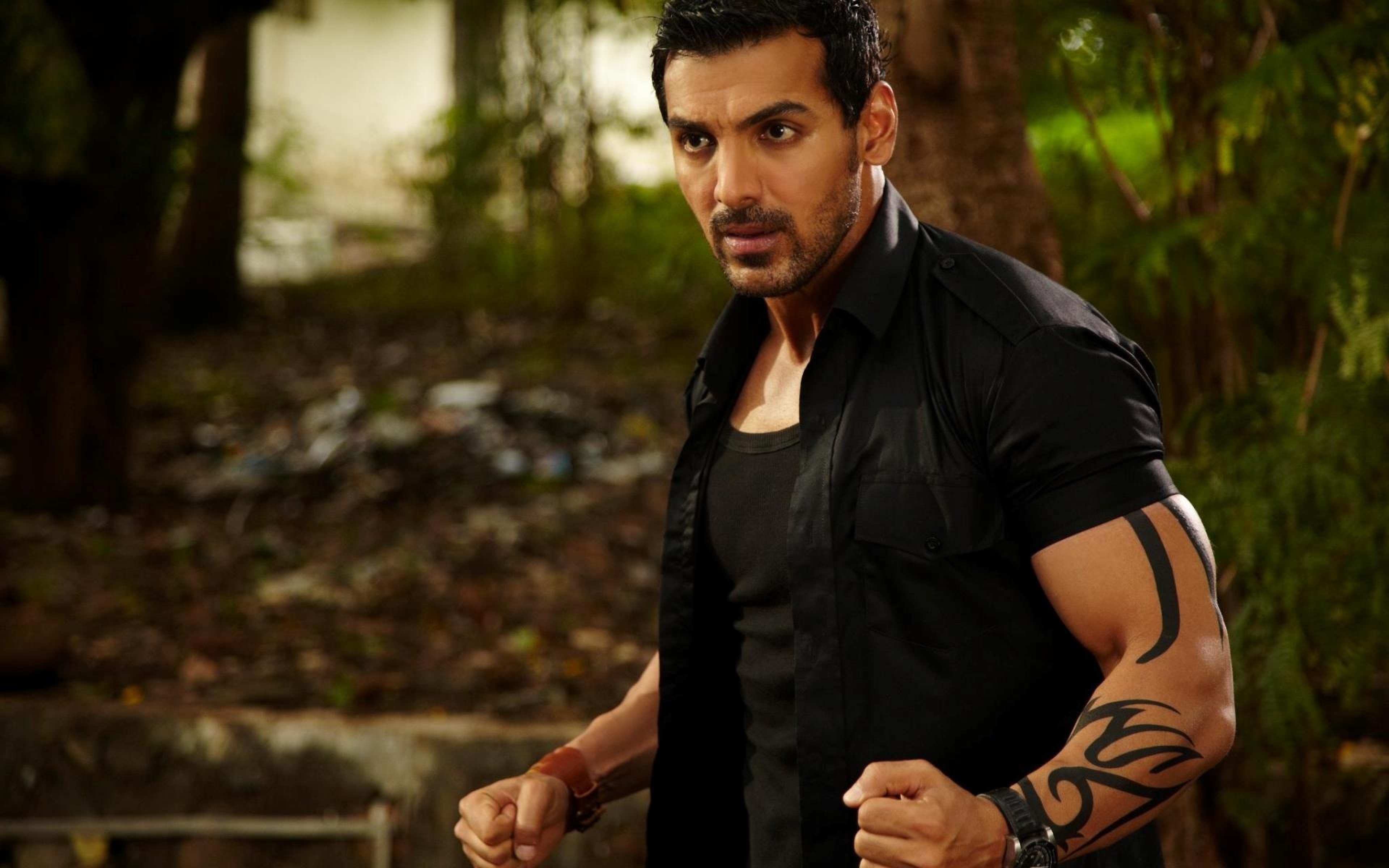 John Abraham In Gym Wallpaper For Mac