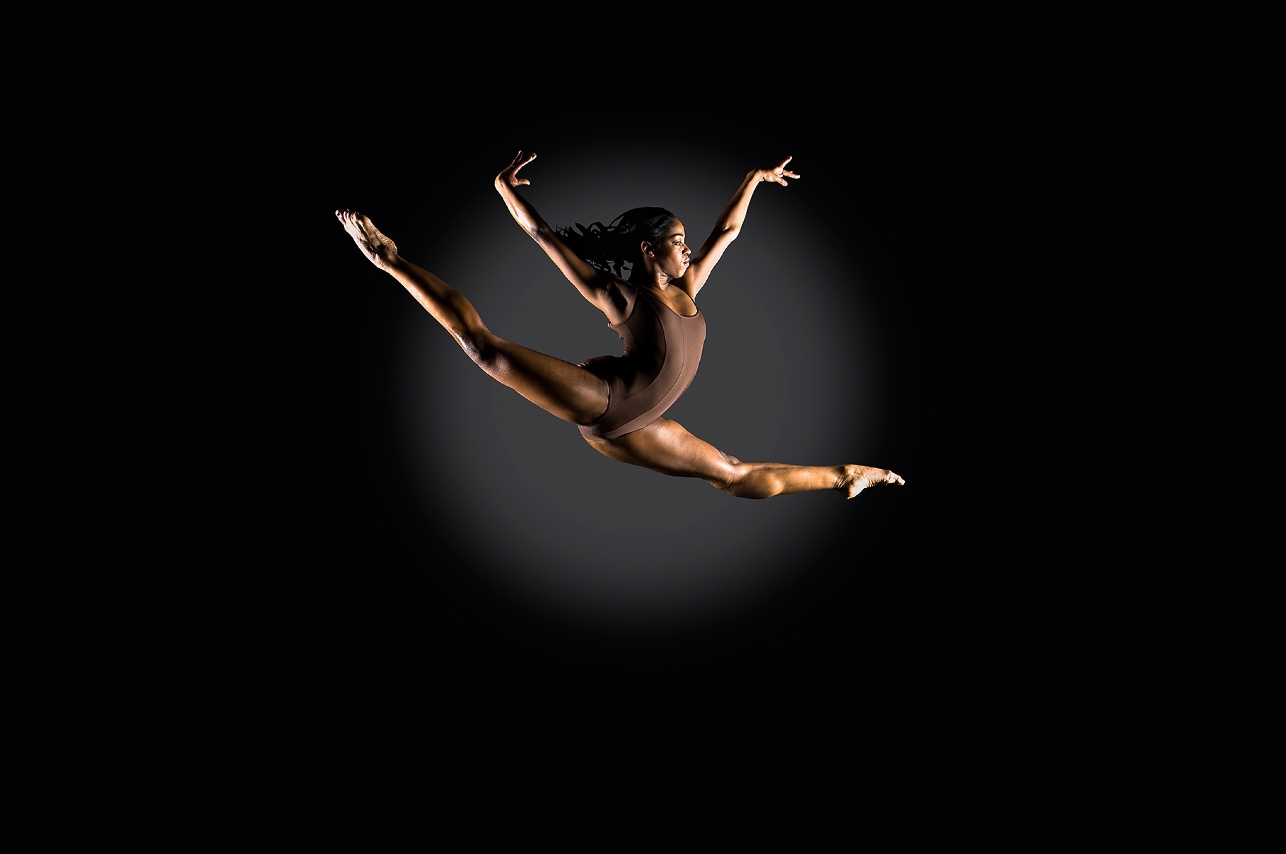 Гибрид физзарядки и танца 7. Лорен Алексис шпагат. Девушка танцует. Балерина. Танцовщица в прыжке.