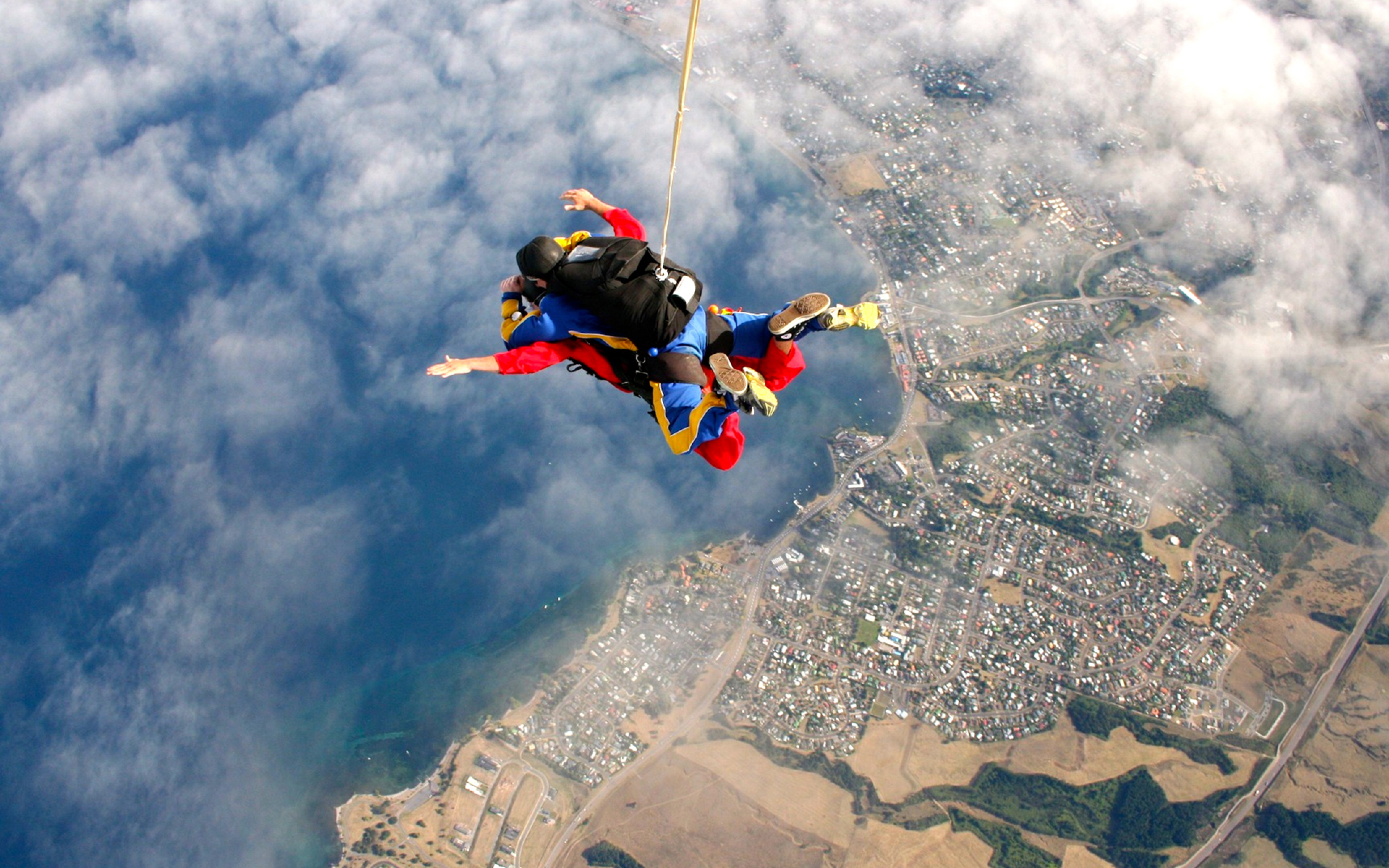 Испытать адреналин. Прыгнуть с парашютом. Летать на парашюте. Красивый прыжок с парашютом. Парашютный спорт.