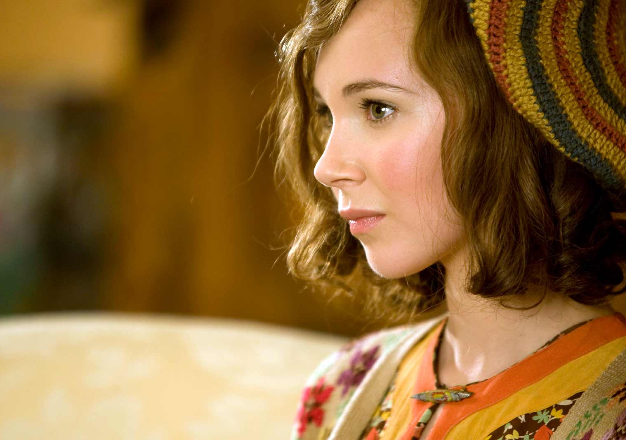 2560x1800 Resolution Juno Temple Side Pose 2560x1800 Resolution