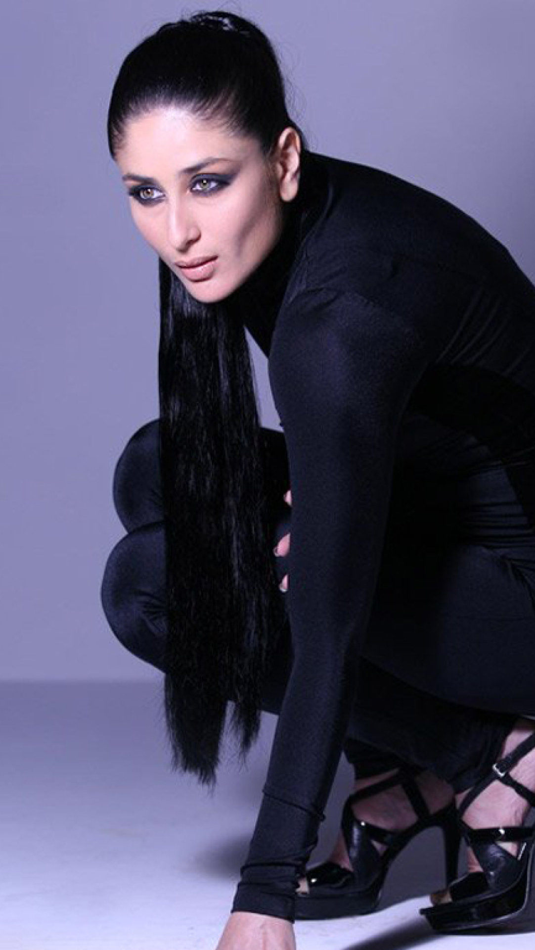 1082x1920 Kareena Kapoor HD Wallpaper In Full Black 1082x1920 ...