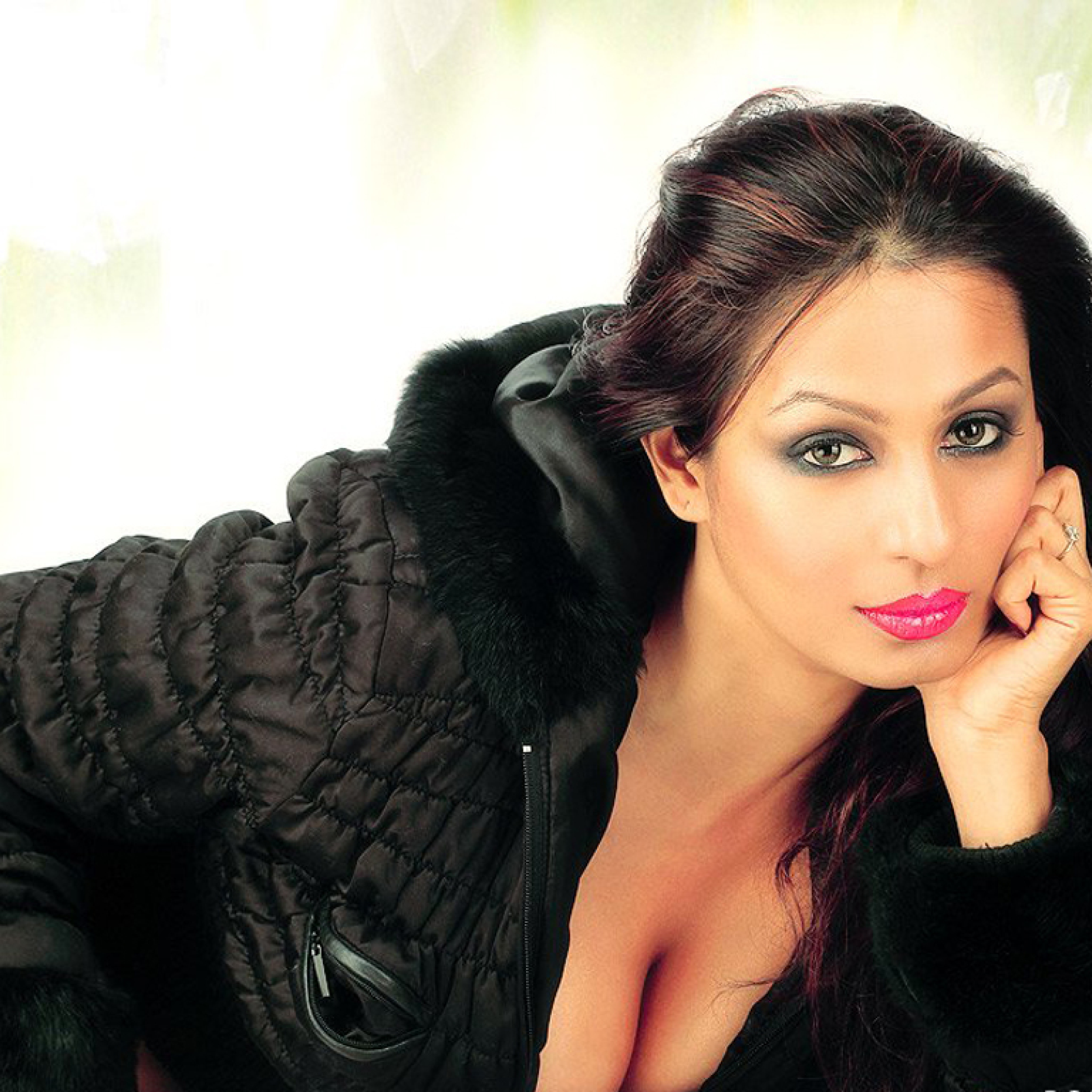 Kashmira Shah New Hot Cleavage Images (2048x2048) Resolution Wallpaper.