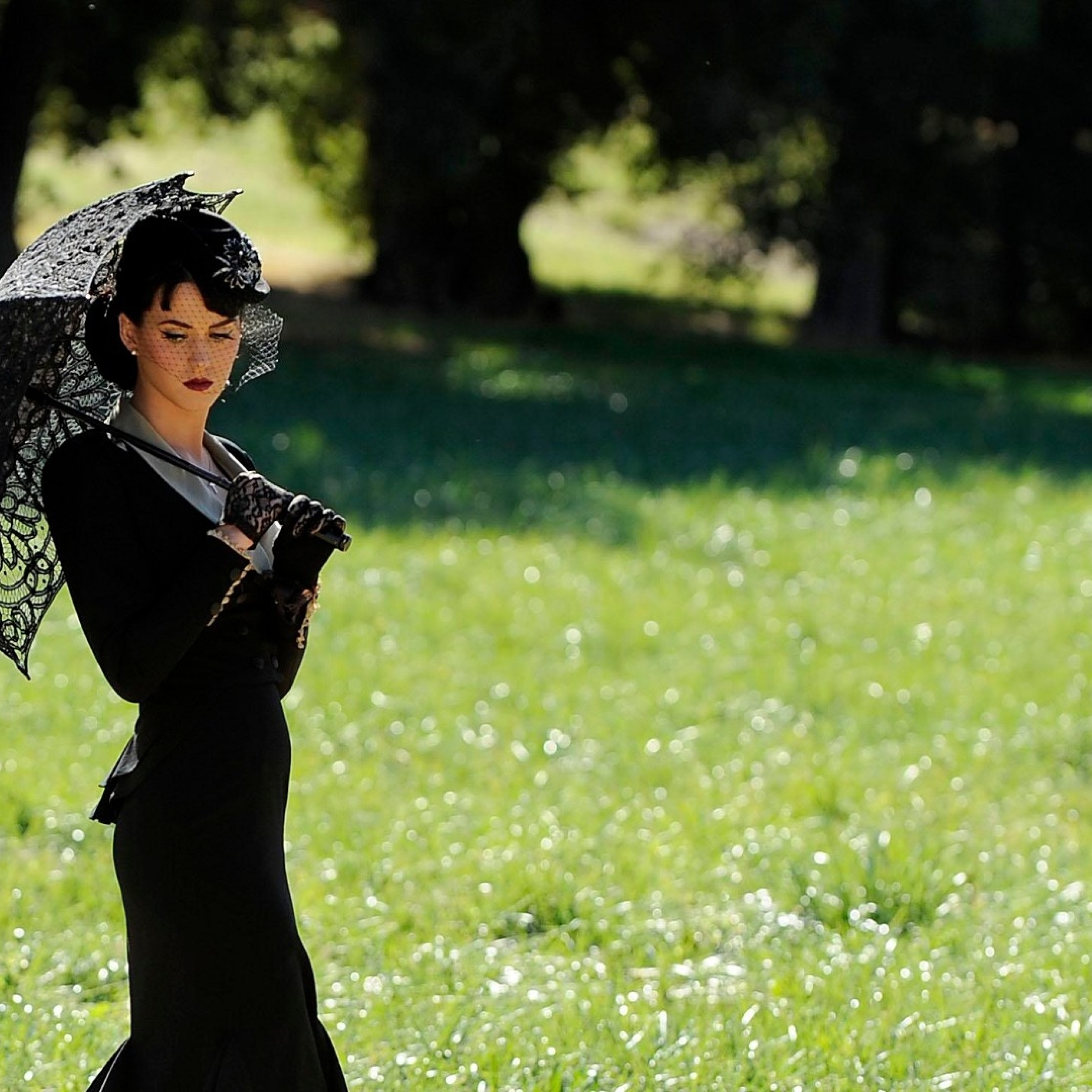 11 июня женщина. Девушка в платье с зонтиком. Девушка с зонтом. Загадочная женщина. Леди в черном платье.