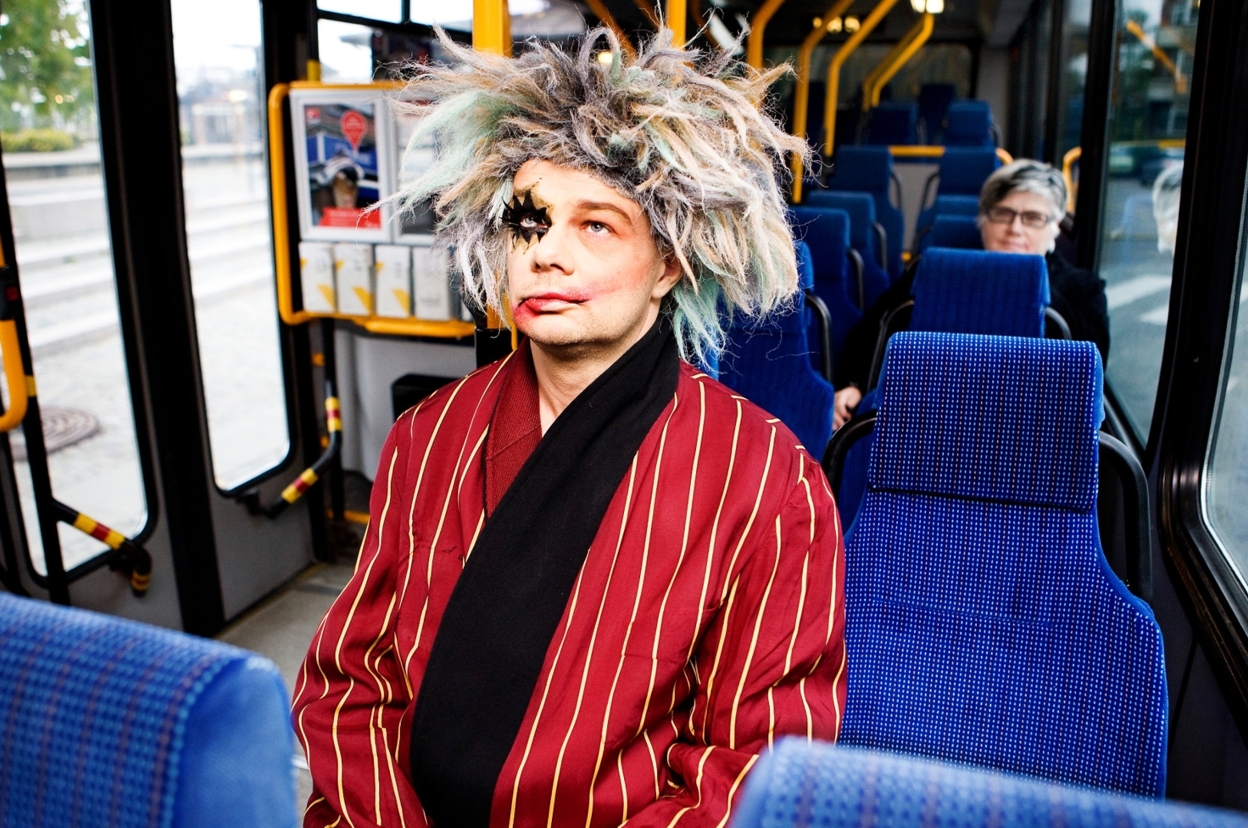 Тетка в автобусе. Женщина в автобусе. Пассажиры в автобусе. Прическа автобус. Транспорт.