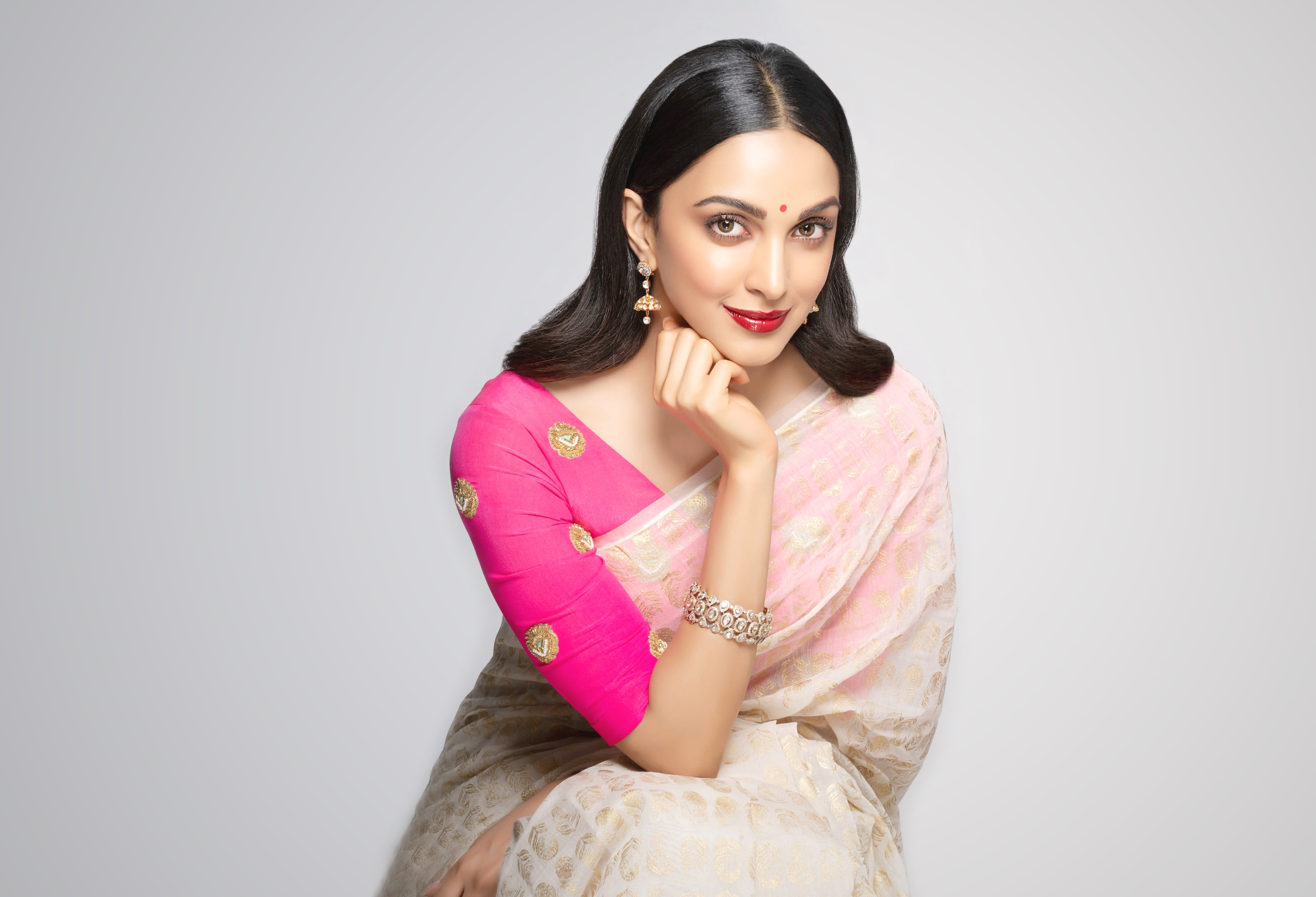 Kiara Advani in Saree Wallpaper, HD Indian Celebrities 4K Wallpapers,  Images, Photos and Background - Wallpapers Den