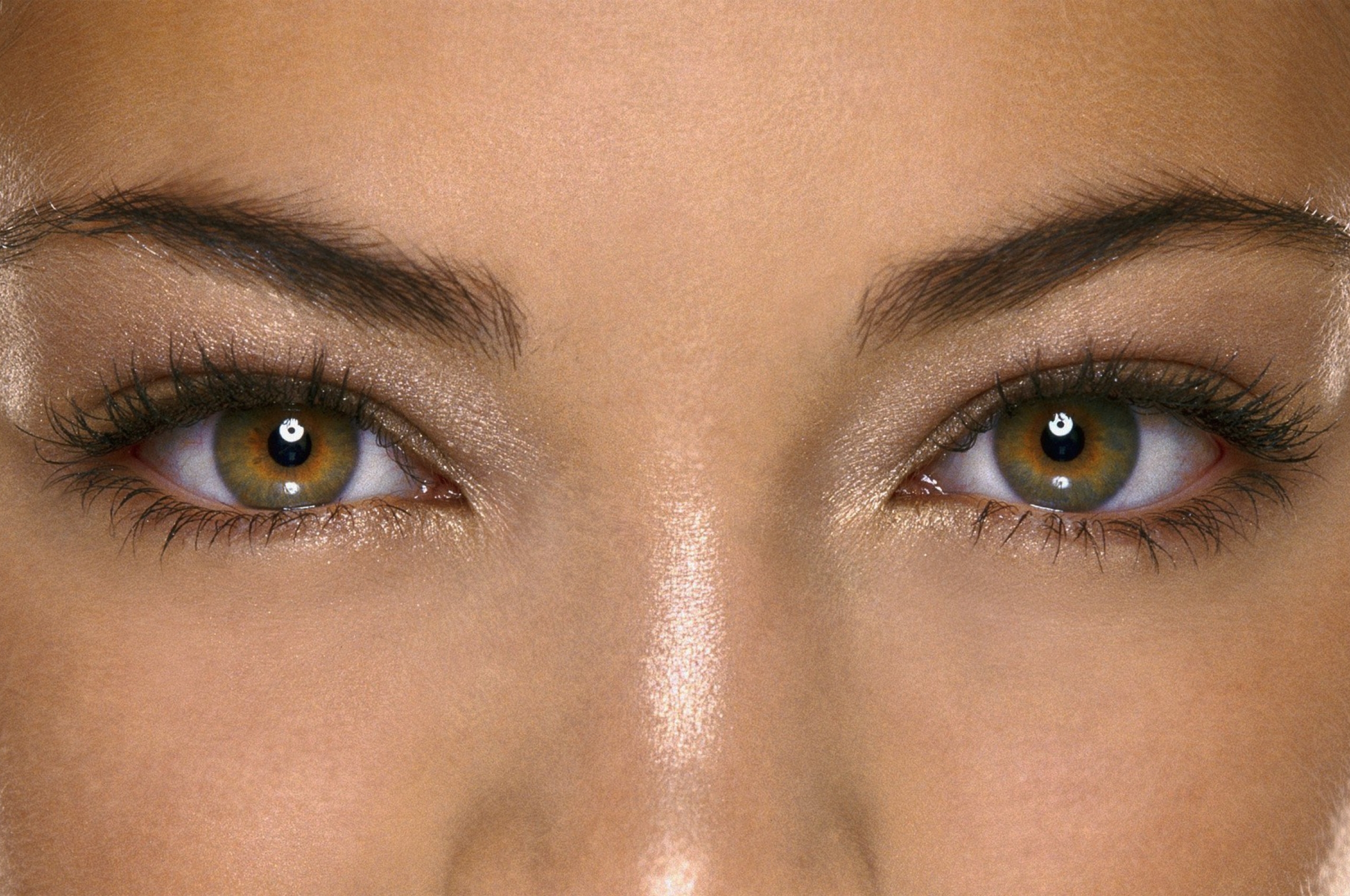 Карему цвету глаз. Кристиан Кройк янтарные глаза. Каре зеленая гетерохромия. Хейзел глаза. Каре-зеленые глаза.