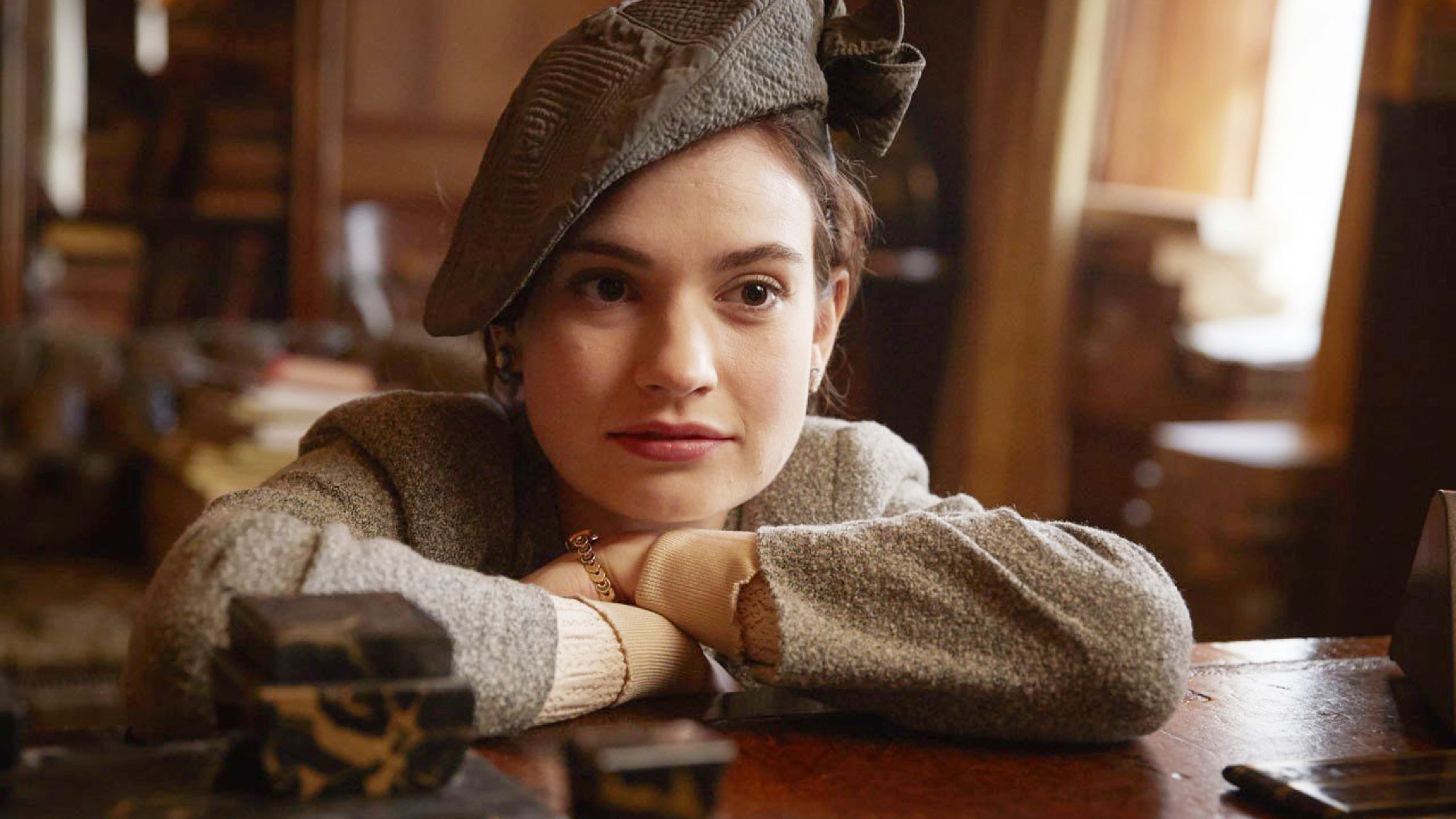 Potato peel pie society. Guernsey фильм. Лили Джеймс клуб любителей книг и пирогов из картофельных очистков. Клуб любителей книг и пирогов из картофельных очистков (2018). The Guernsey Literary and Potato Peel pie Society (2018).