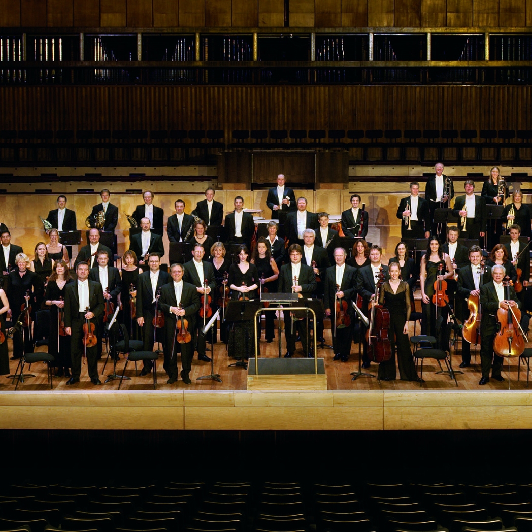 Last orchestra. The Royal Philharmonic Orchestra. 50 Great London Philarmonic Orchestra. Оркестр на сцене. Скрипка в оркестре.