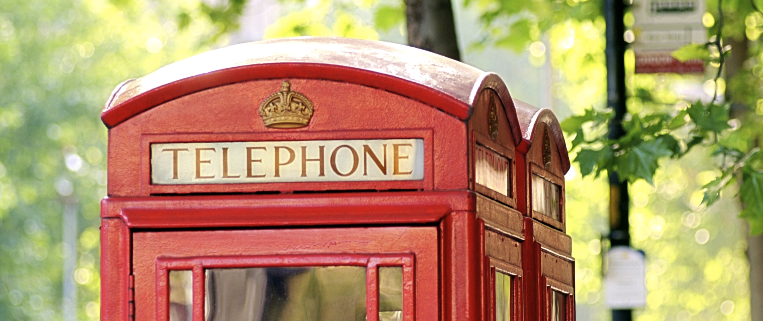 London phone number. Англия телефонная будка Лондон цветы Весна. Картинки телефонной будки коричневые в высоком разрешении. Будка пожеланий. Корона на телефонной будке.