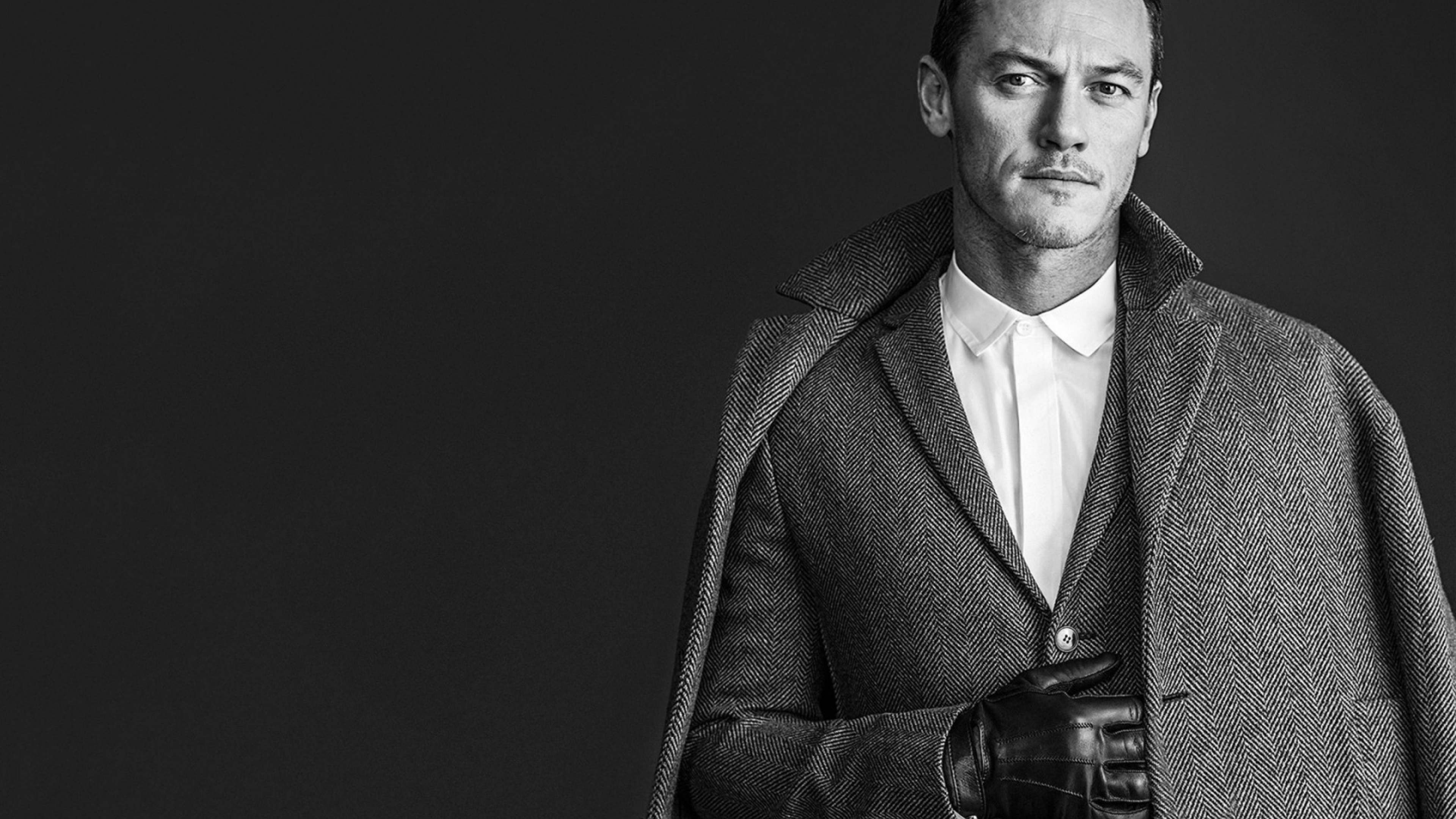 Мужчины белый на черном фоне. Luke Evans. Люк Эванс в пальто. Люк Эванс в костюме. Люк Эванс 2022.