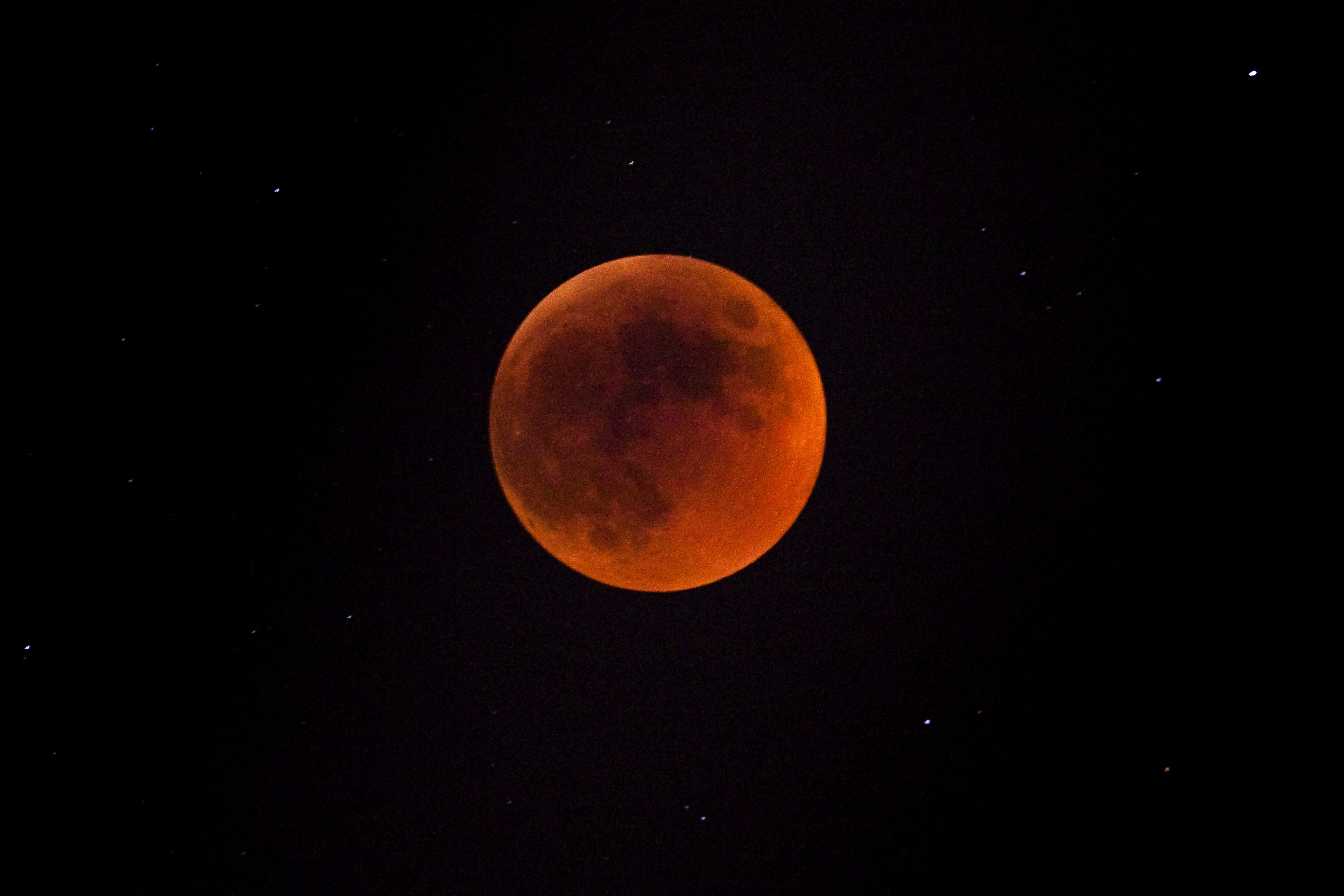 Сегодня затмение луны есть. Lunar Eclipse 2022. Полутеневое лунное затмение. Полутеневое лунное затмение фото. Кровавая Луна.