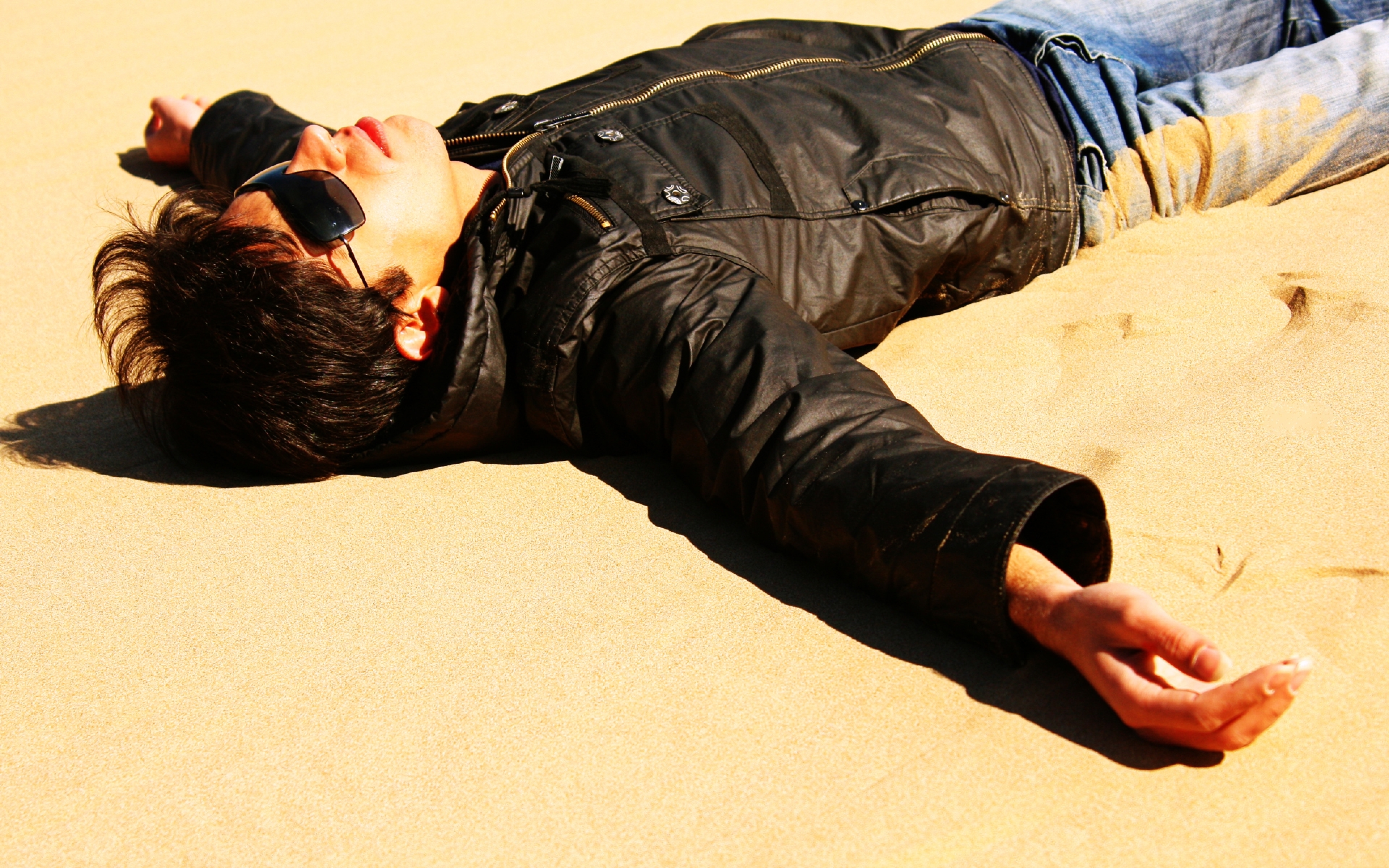 Фото лежащего мужчины. Человек лежит на песке. Парень лежит на песке. Парень лежит на пляже.