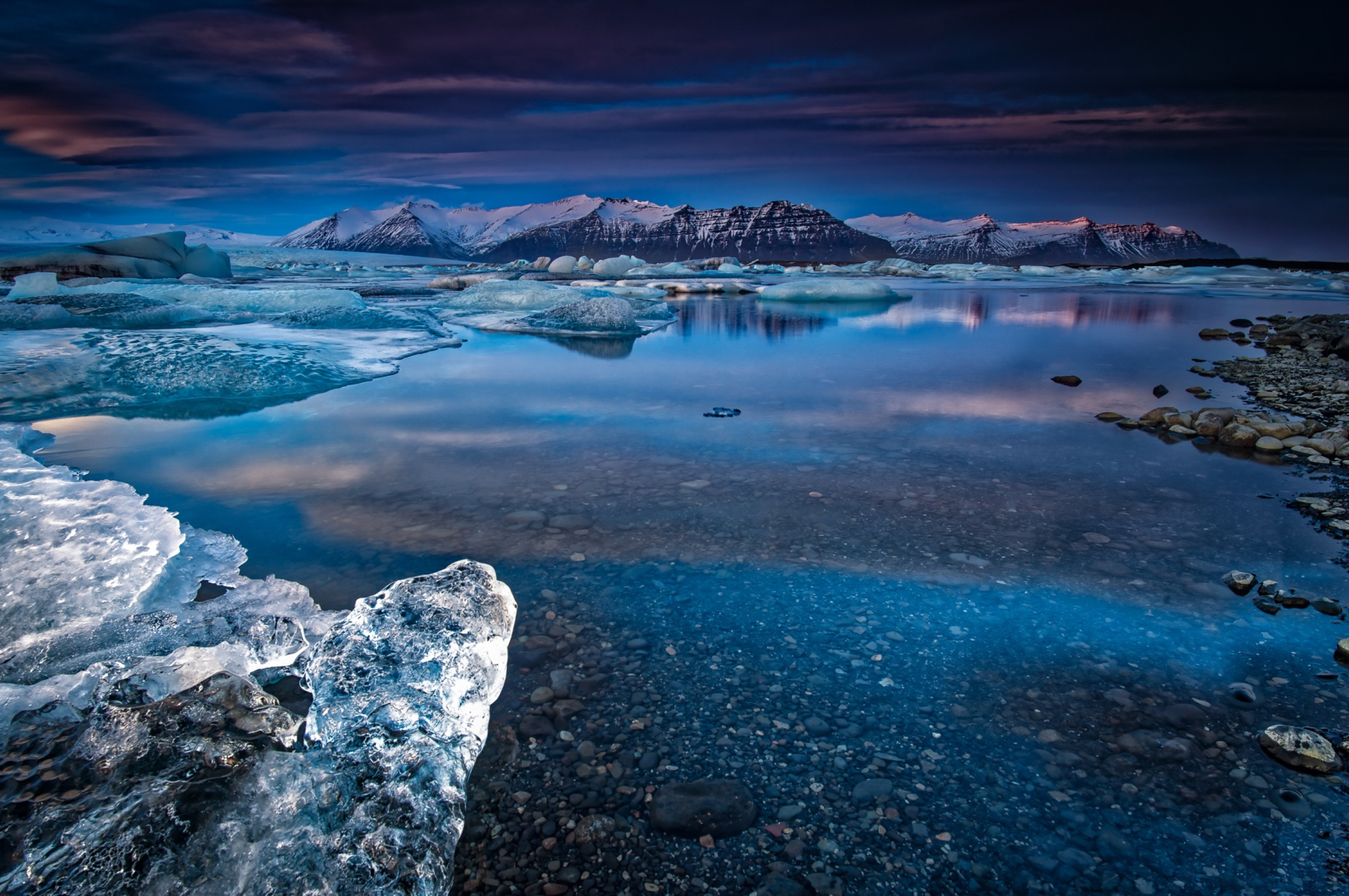Горы и голубая вода. Голубая Лагуна Исландия. Исландия Северный Ледовитый океан. Исландия Арктика. Ледяной пейзаж.
