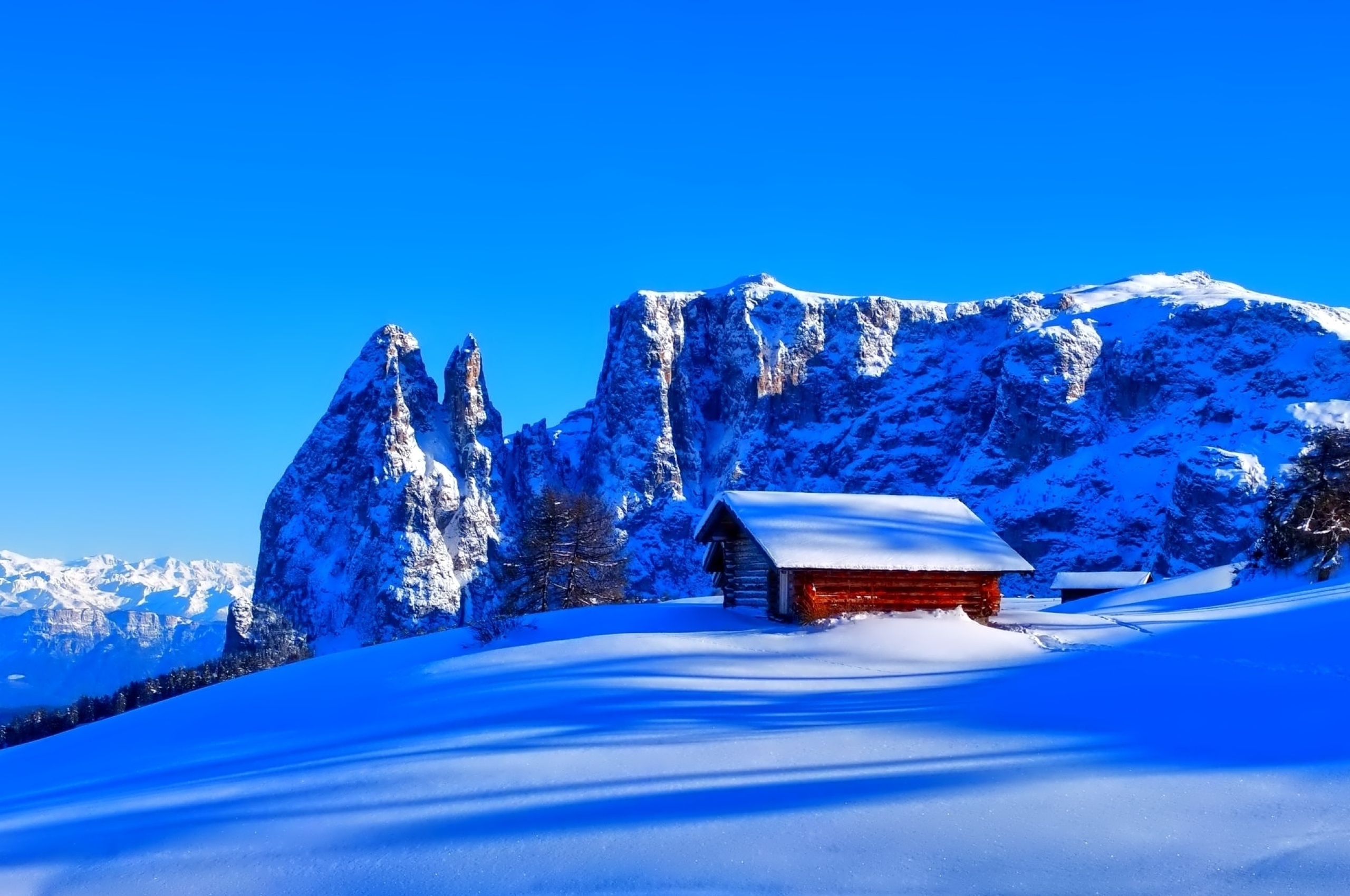 Дом синие горы. Доломитовые Альпы Австрия Шале. Доломитовые Альпы зима избушка. Зима горы. Заснеженный домик в горах.