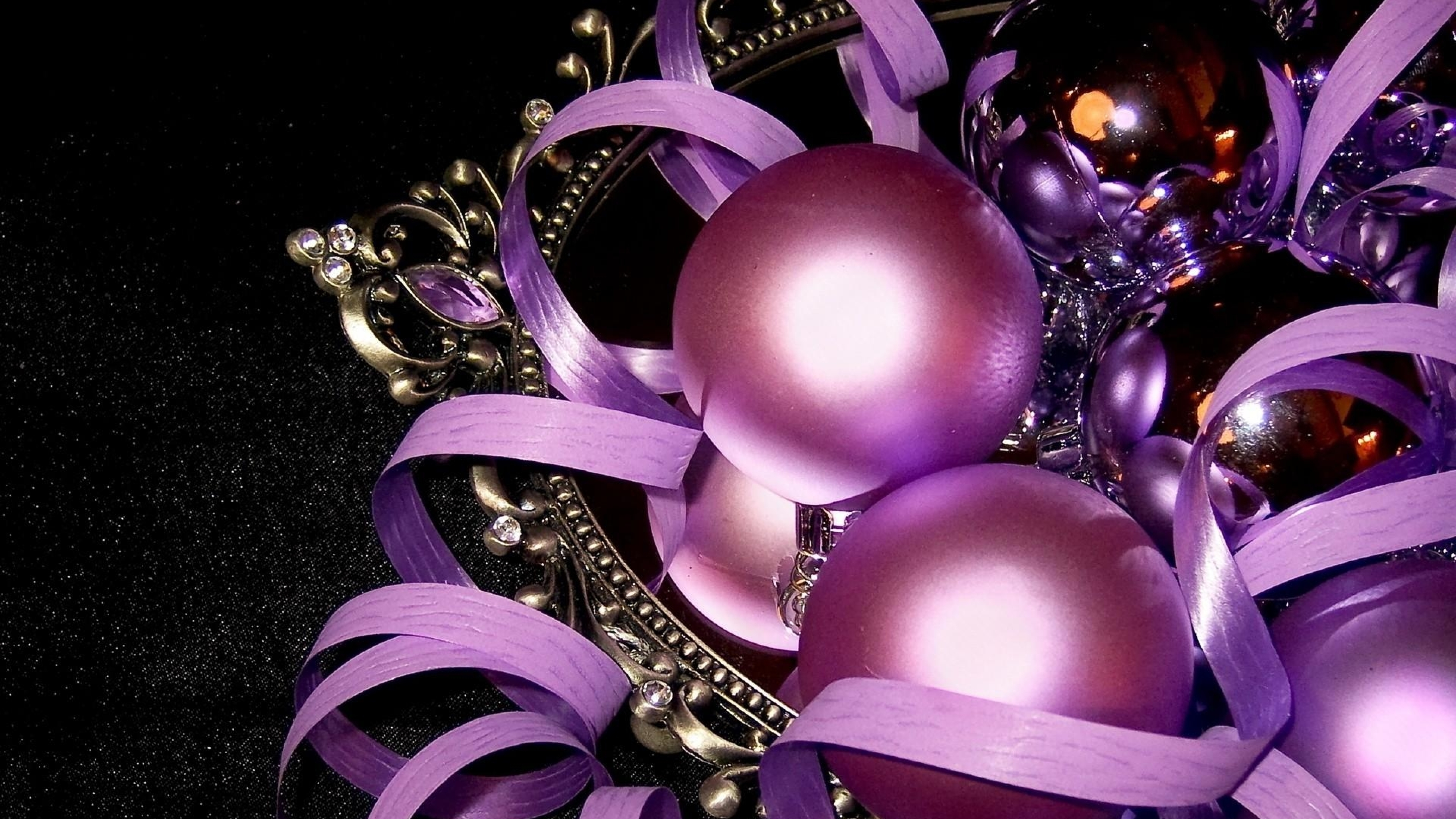 Украшения для рабочего стола. Фиолетовые новогодние шары. Елочные украшения фиолетовые. Новогодние обои на рабочий стол. Фиолетовые новогодние игрушки.
