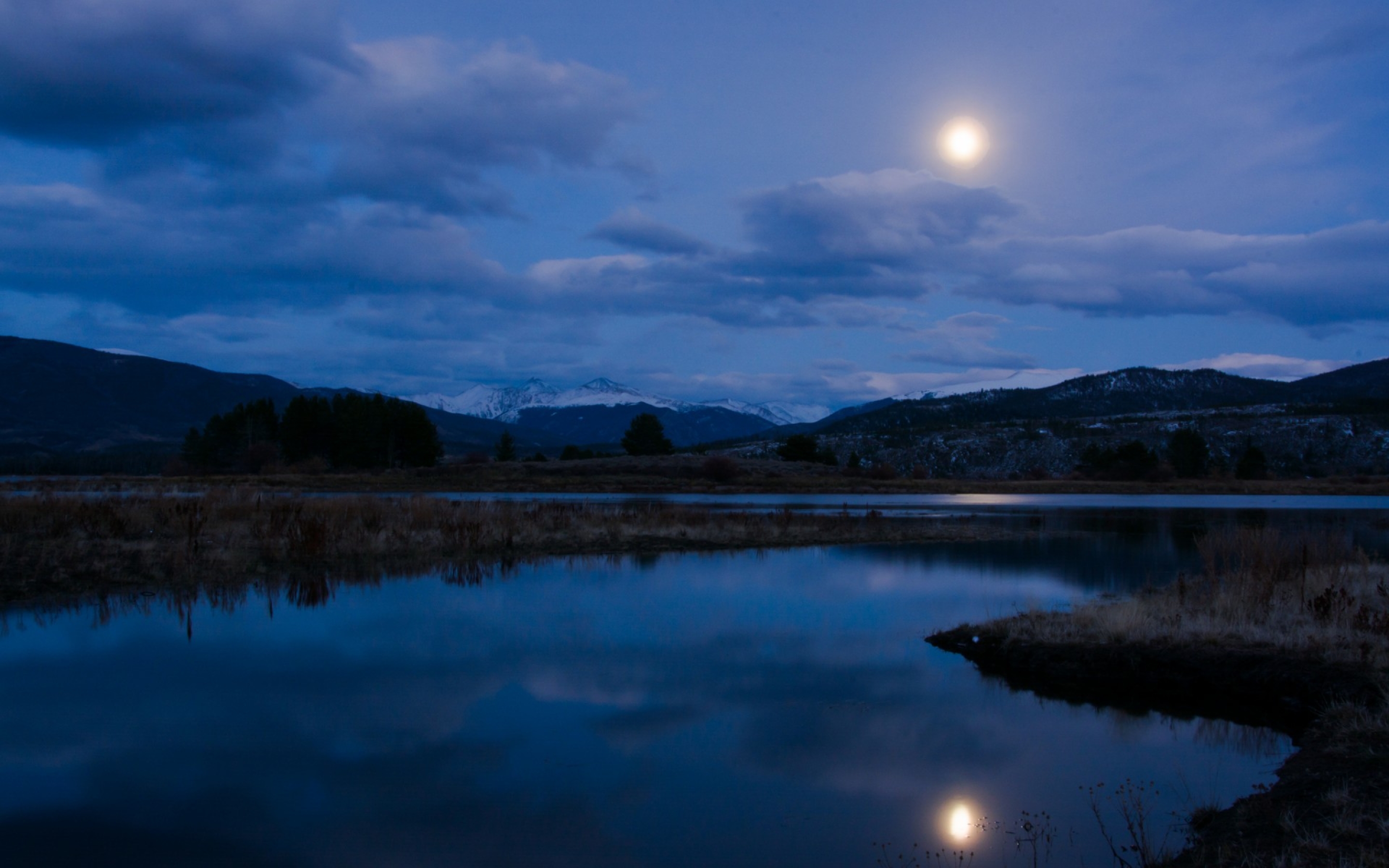 Луна озера ночи. Ночной пейзаж. Озеро ночью. Ночь озеро Луна. Природа озеро ночью.
