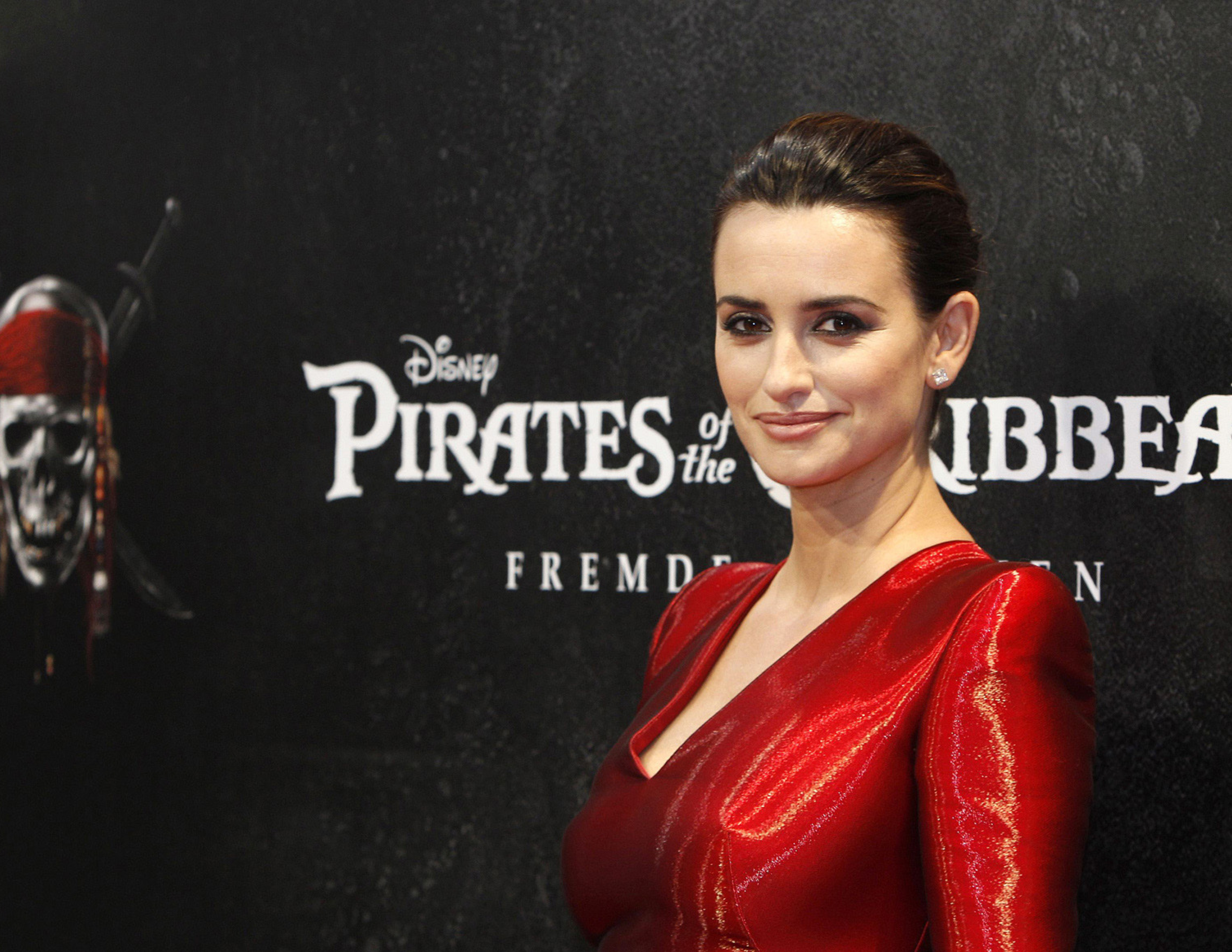 3300x2550 Penelope Cruz In Red Dress wallpapers 3300x2550 Resolution  Wallpaper, HD Celebrities 4K Wallpapers, Images, Photos and Background -  Wallpapers Den