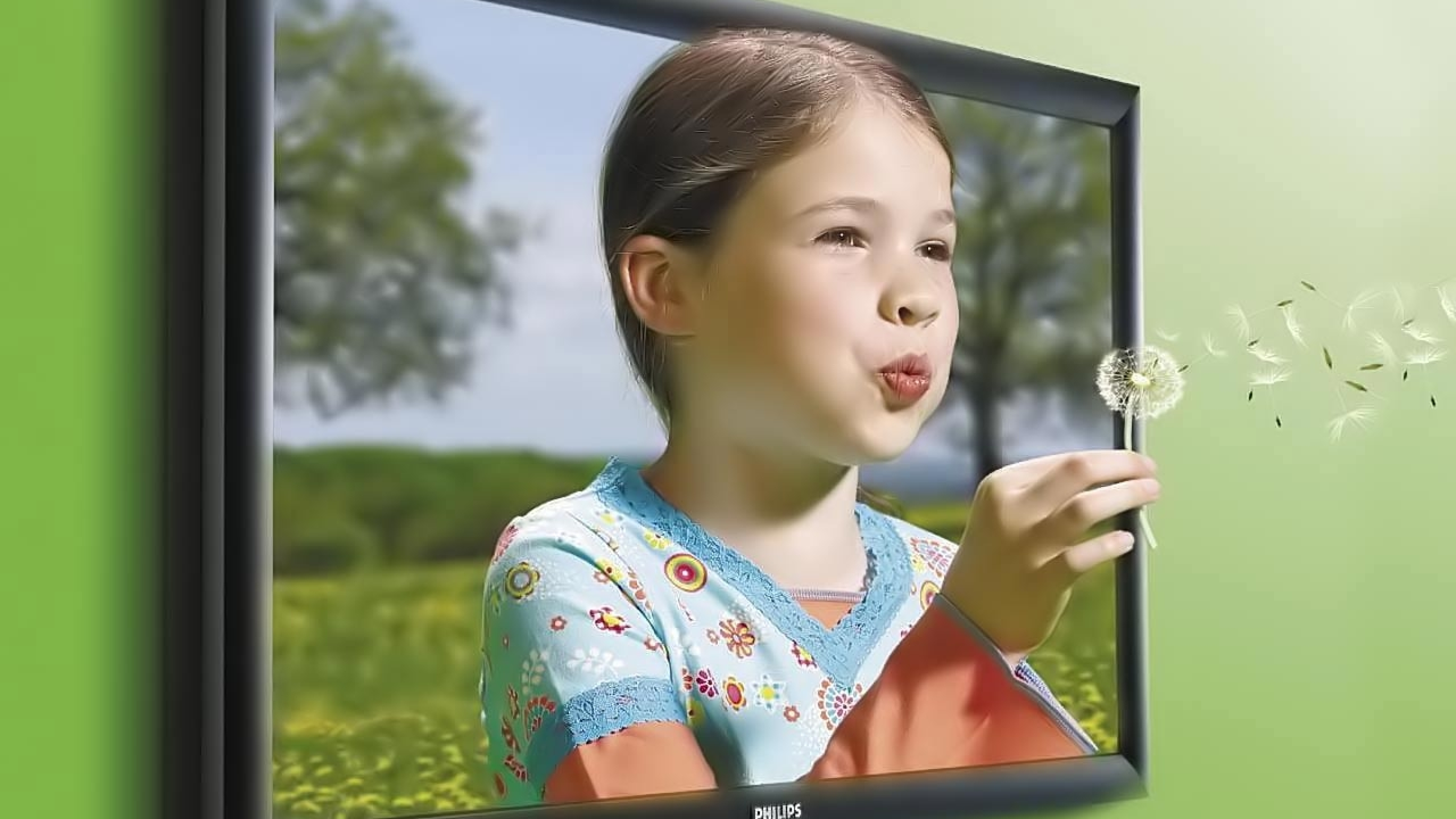 Window tv girl. Реклама на ТВ. Человек смотрит рекламу. Телереклама фон. Тестовое изображение.