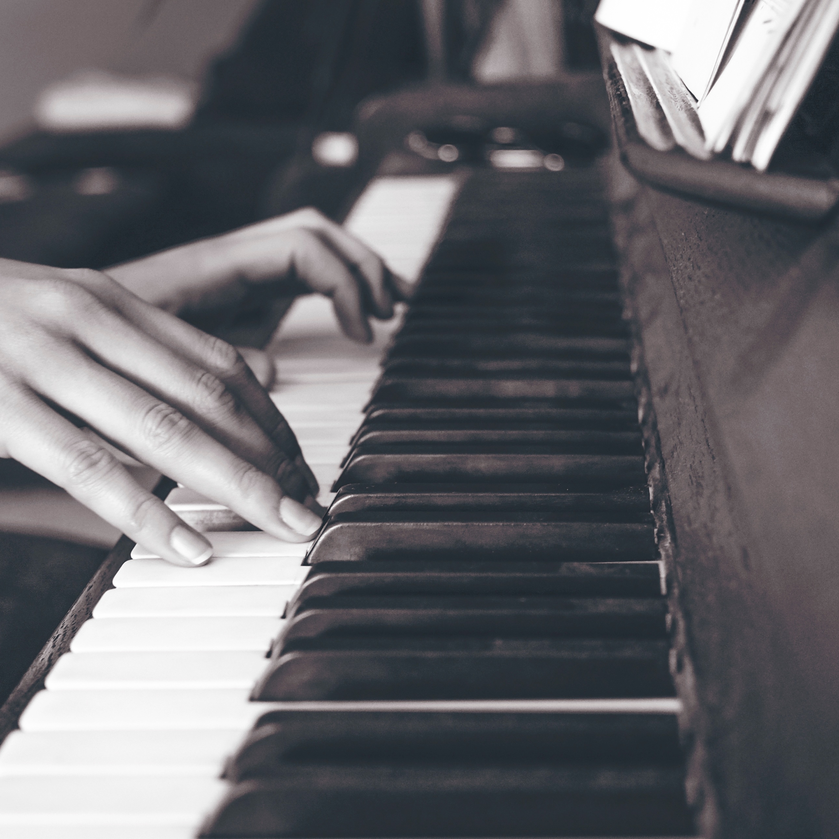Мелодии на фортепиано слушать. Руки на пианино. Игра на фортепиано. Руки на рояле. Пианино Эстетика.