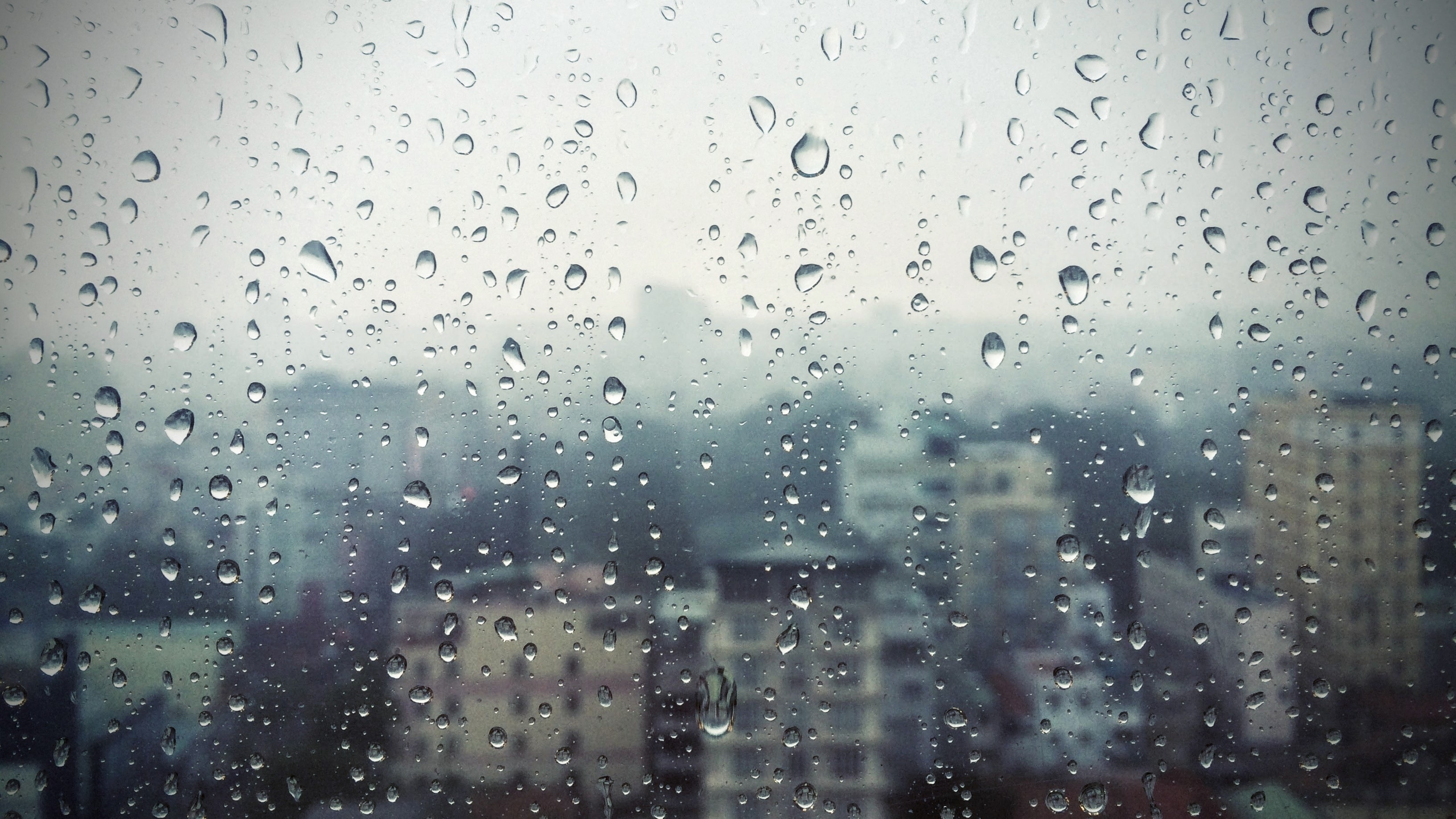 Окно в дождевых каплях. Дождь в окне. Дождь за окном. Капли дождя. Дождь фон.