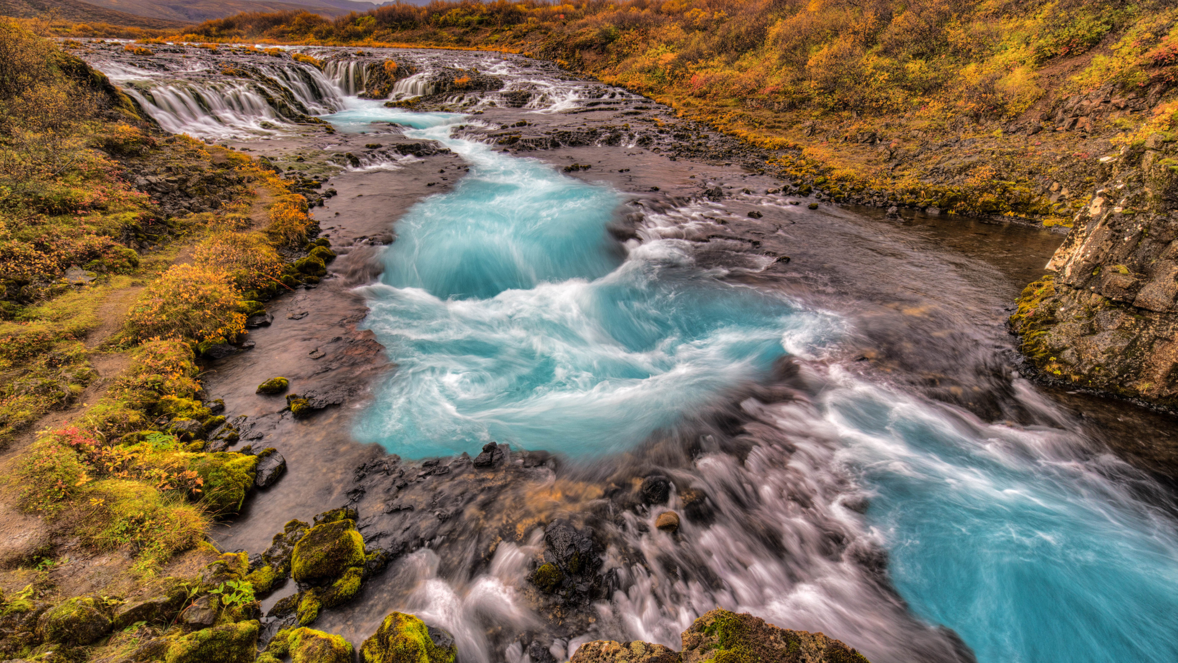 Течение реки остановилось. Бурная река. Бурная вода. В течении реки. Бурный поток воды.