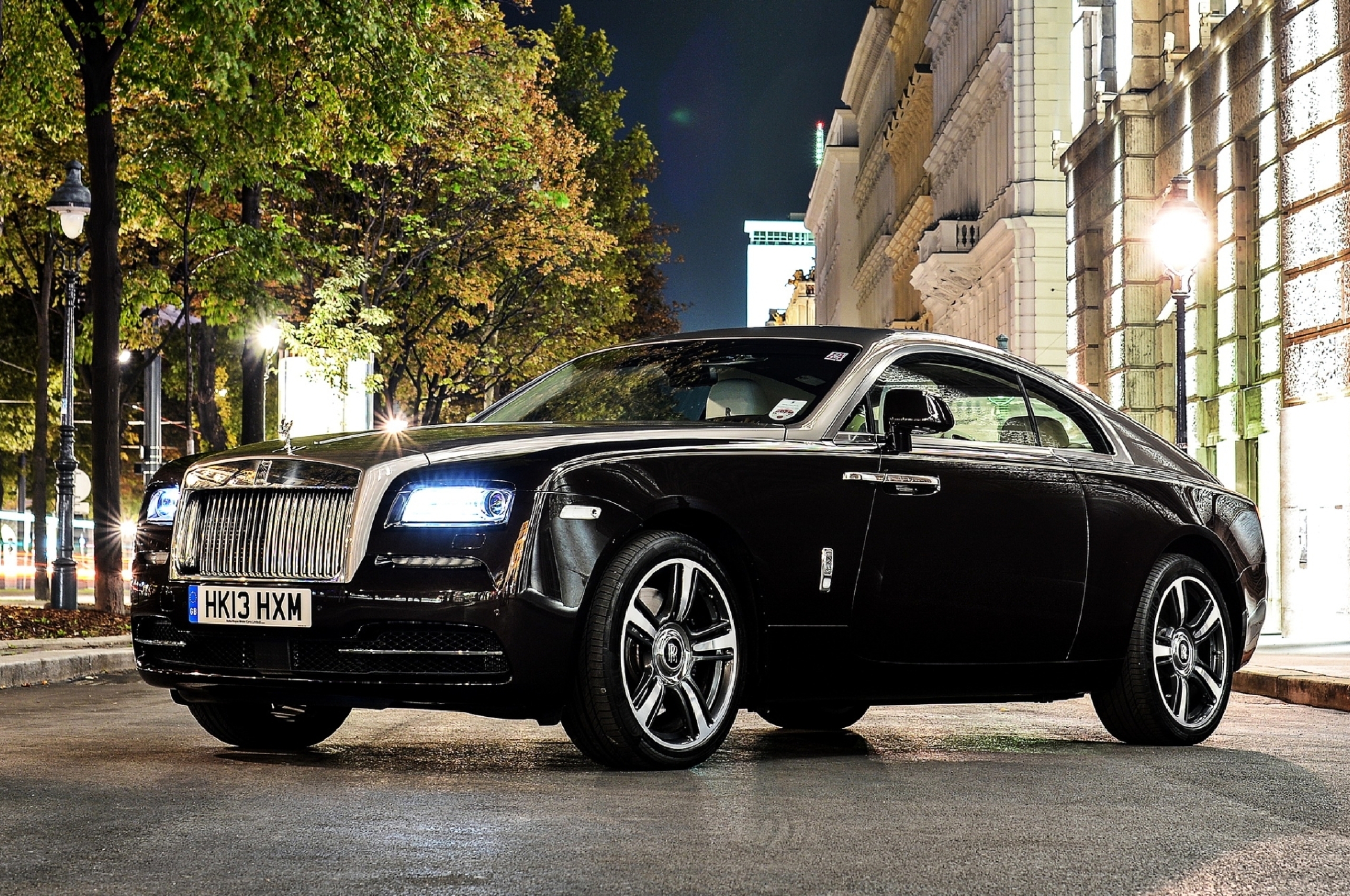 Роллс ройс драйв. Автомобили Rolls-Royce Wraith. Машина Rolls Royce Wraith. Черный Роллс Ройс. Rolls Royce Wraith Фантом.