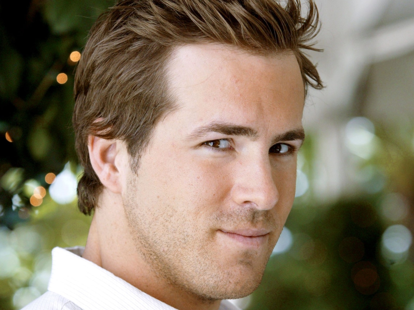 3840x21602021 Ryan Reynolds Brunette Actor 3840x21602021 Resolution