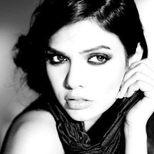 300x300 Resolution Sara Loren In Black New Wallpapers 300x300