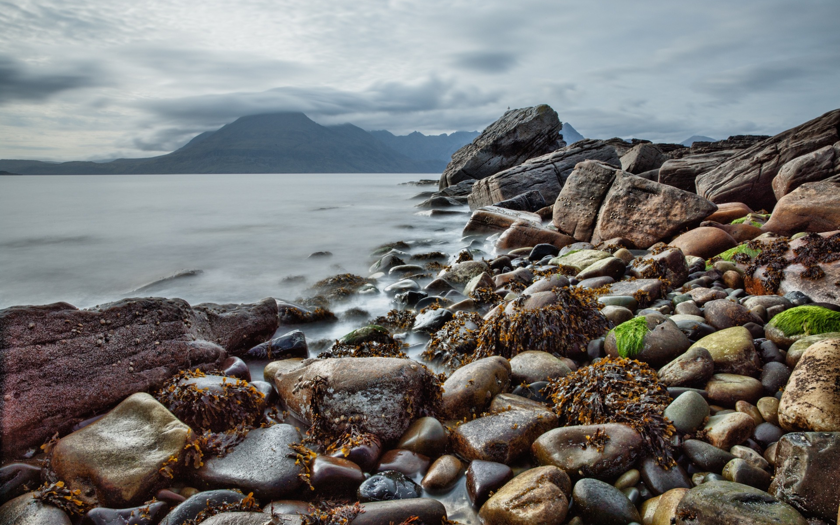 Берега залитые водой. Каменистый берег моря. Камни в Шотландии. Каменный пляж Шотландия. Каменистый берег черного моря.
