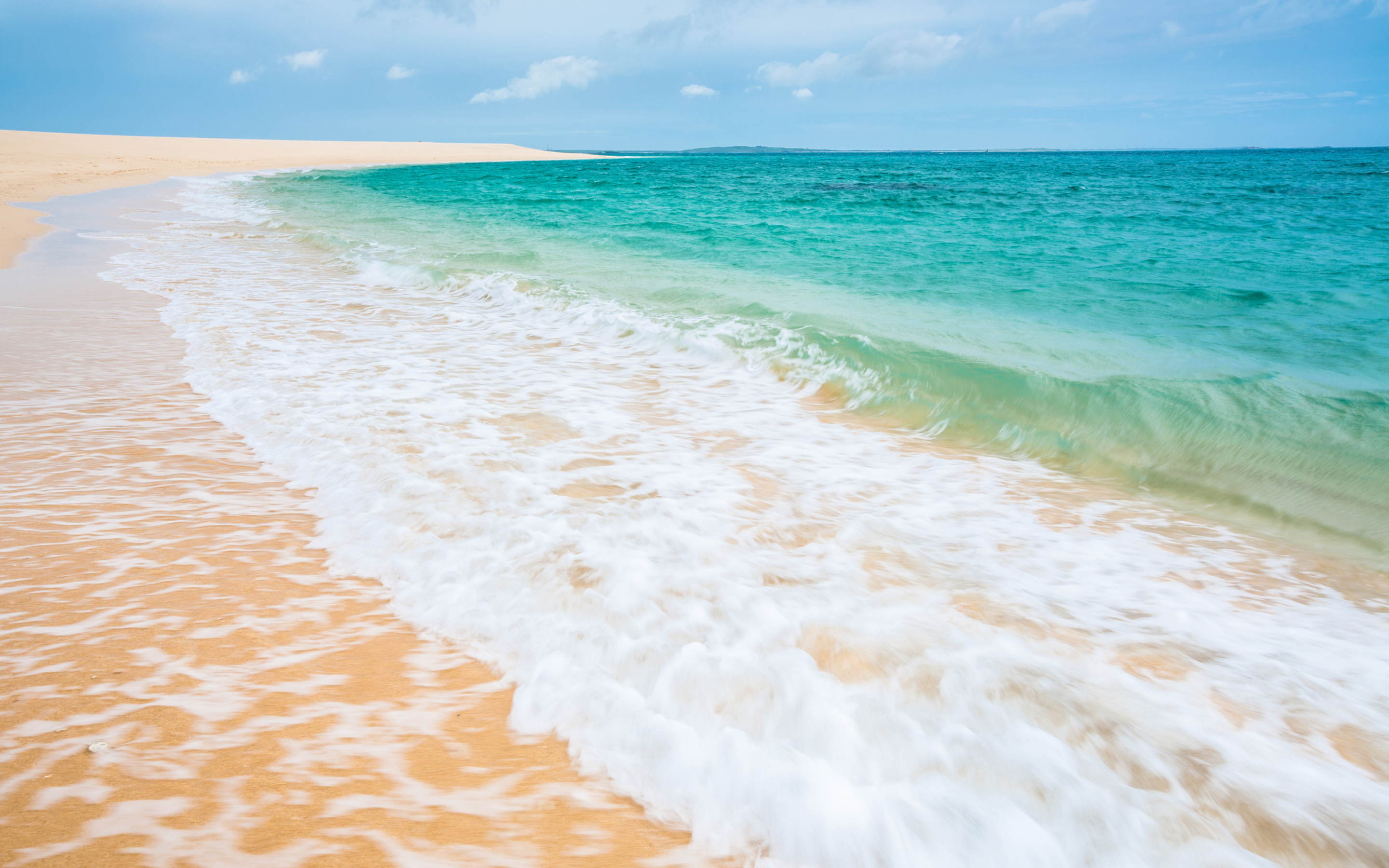 Красивые песчаные пляжи. Море пляж. Море песок. Берег моря. Пляж море песок.