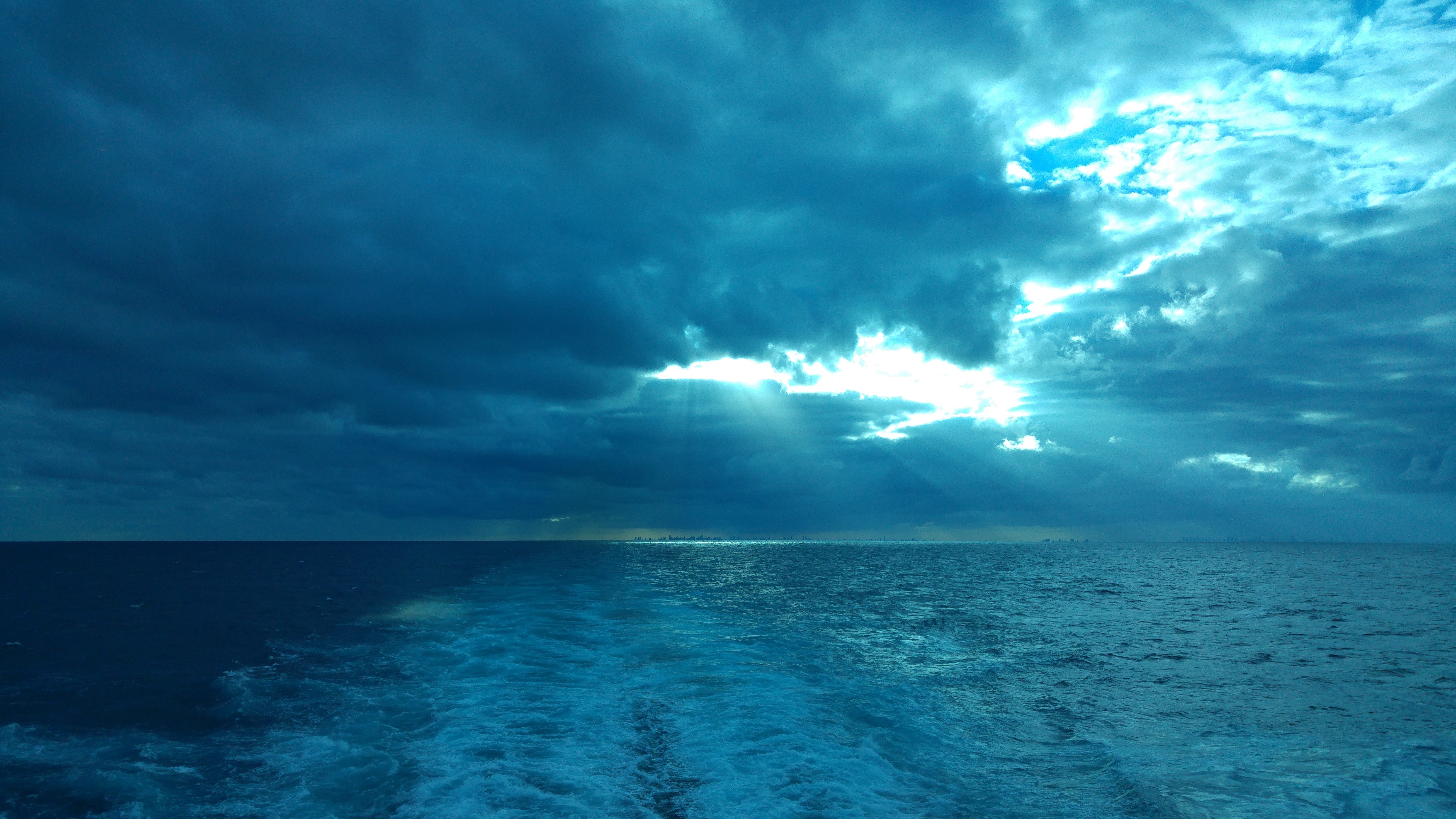 Синий океан 1. Облака над морем. Синее море. Темное море. Небо над морем.
