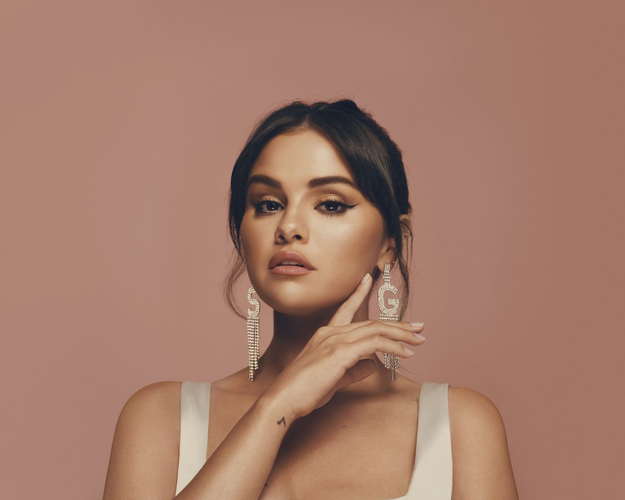 2000x1599 Selena Gomez for Rare Beauty 2000x1599 Resolution Wallpaper ...