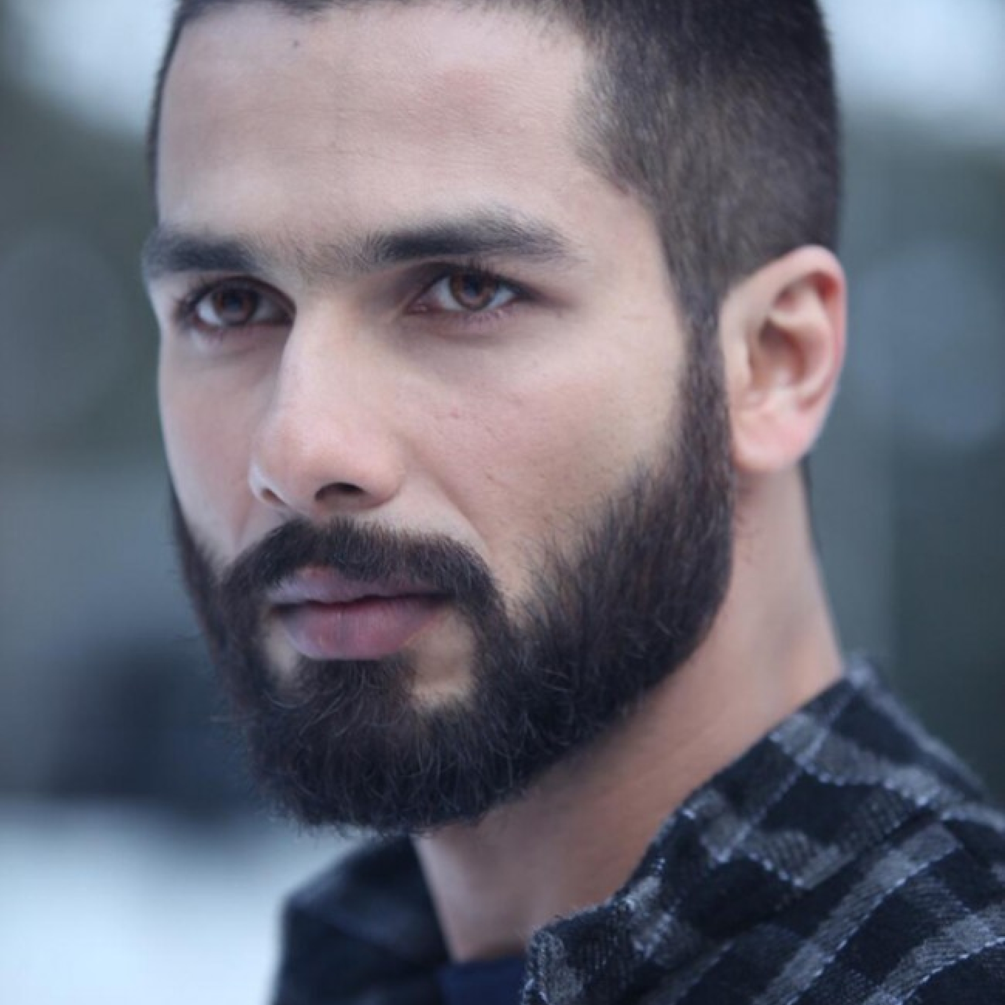 Короткая борода. Shahid Kapoor Haider. Прически с бородой. Мужские прически с бородой. Короткие мужские стрижки с щетиной.