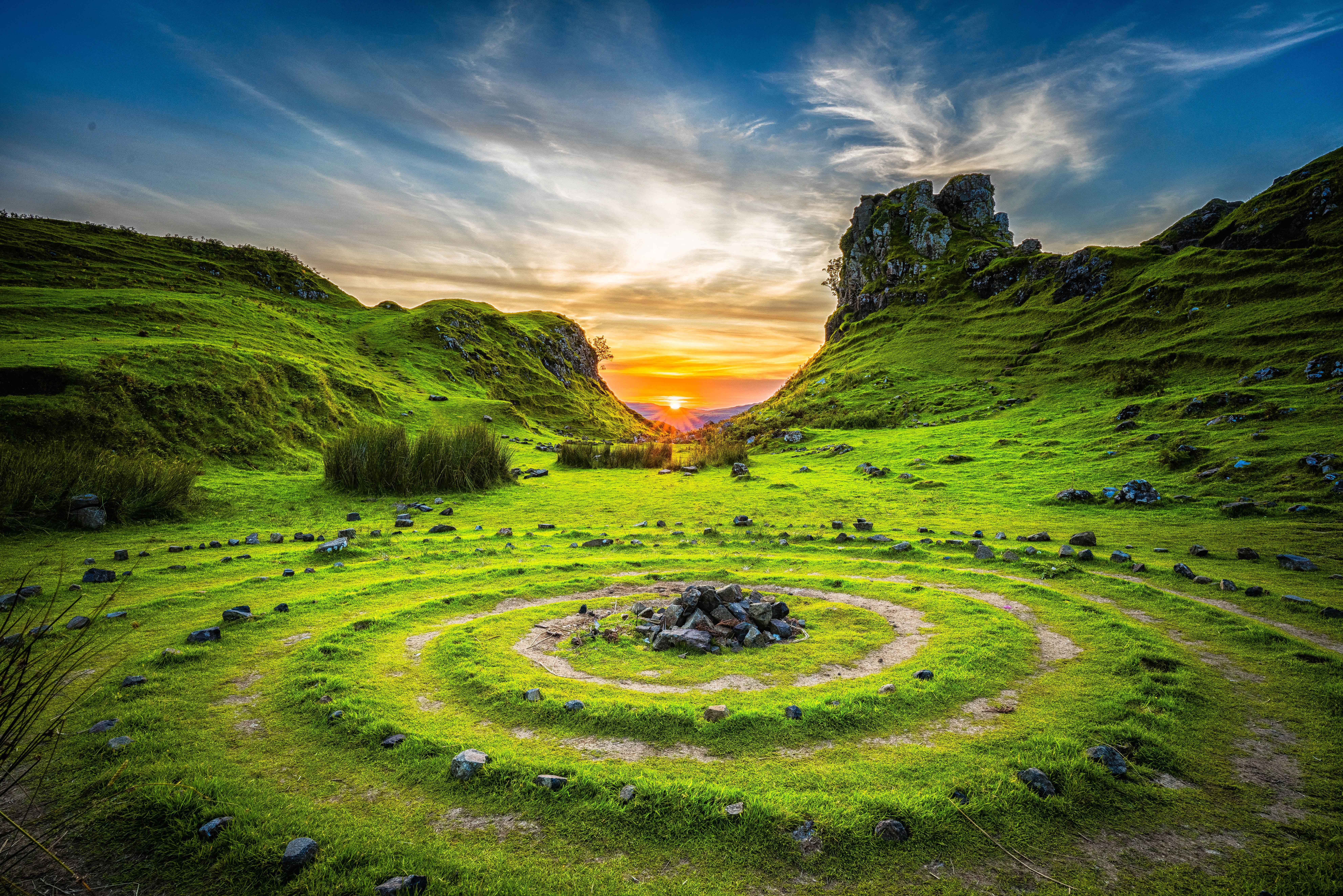 Яркий холм. Green Hills зеленые холмы Ирландии. Фейри Глен, Шотландия каменные круги. Нью Скотланд природа. Солнечная Шотландия.