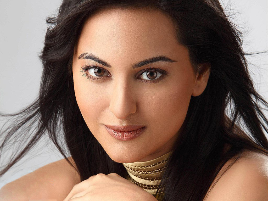 Sonakshi Sinha Close Up HD Wallpaper Wallpaper, HD Indian Celebrities 4K  Wallpapers, Images, Photos and Background - Wallpapers Den