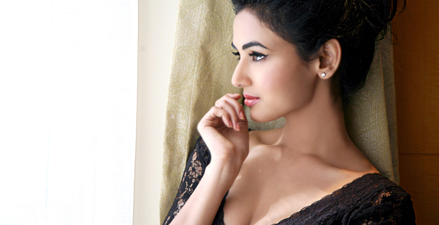 1500x768 Sonal Chauhan Hot Cleavage Wallpapers 1500x768 Resolution Wallpaper Hd Indian 