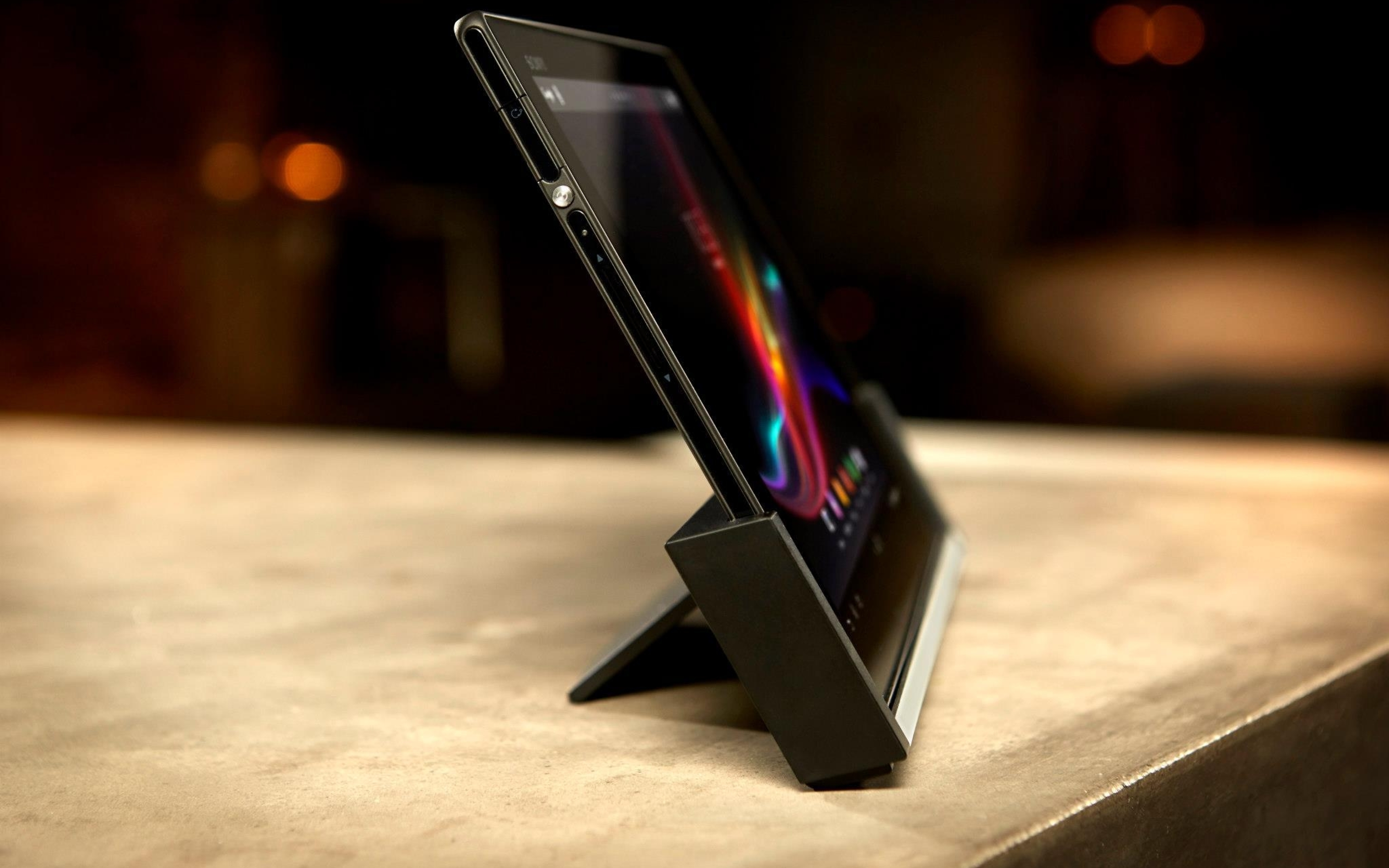 Стол планшет андроид. Sony Xperia Tablet z5. Планшет на столе. Смартфон на столе. Смартфон и планшет на столе.