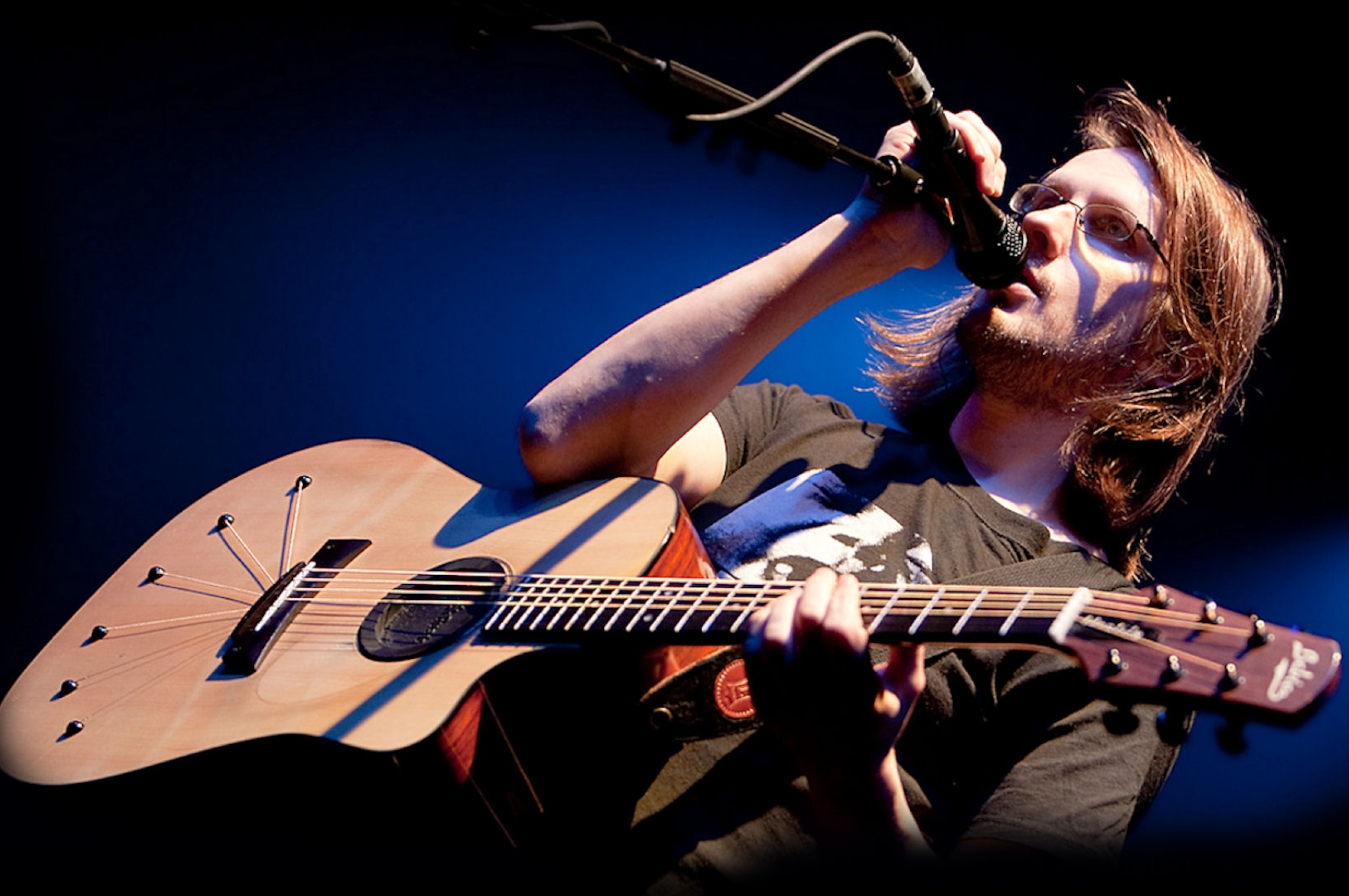 Мужчина поет на гитаре. Steven Wilson музыкант. Гитарист на сцене. Гитарист с акустической гитарой.