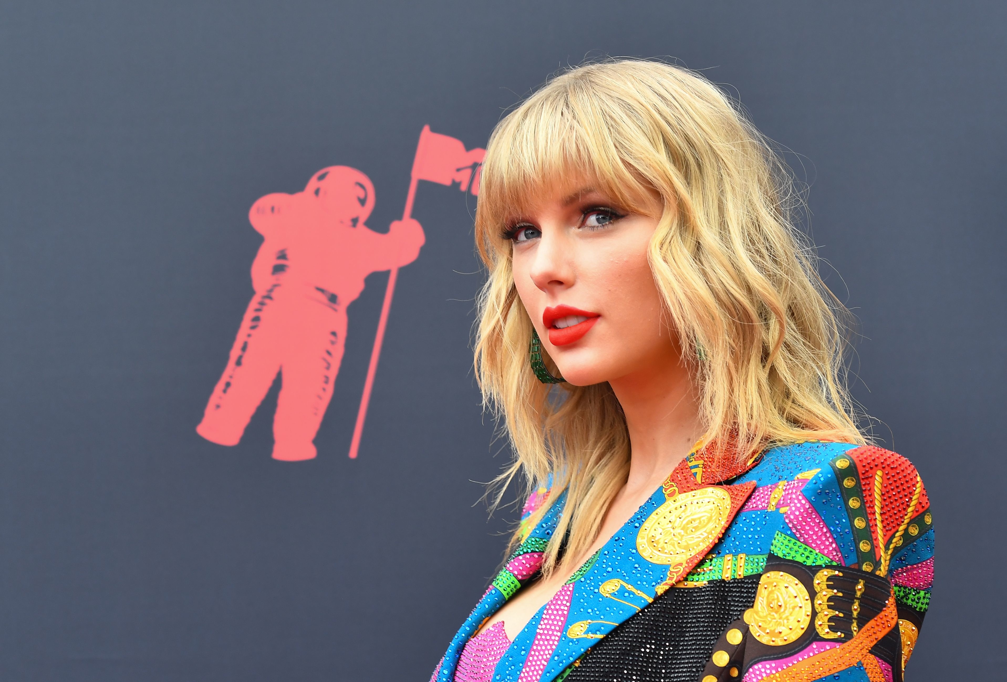 TAYLOR SWIFT at 2019 America Music Awards in Los Angeles 