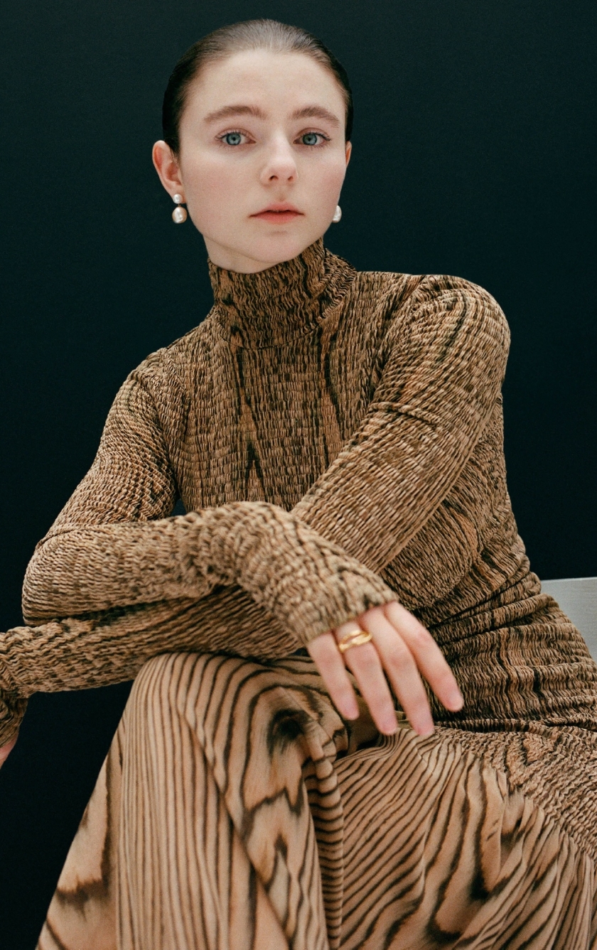 840x1336 Thomasin McKenzie Actress HD 2021 840x1336 Resolution