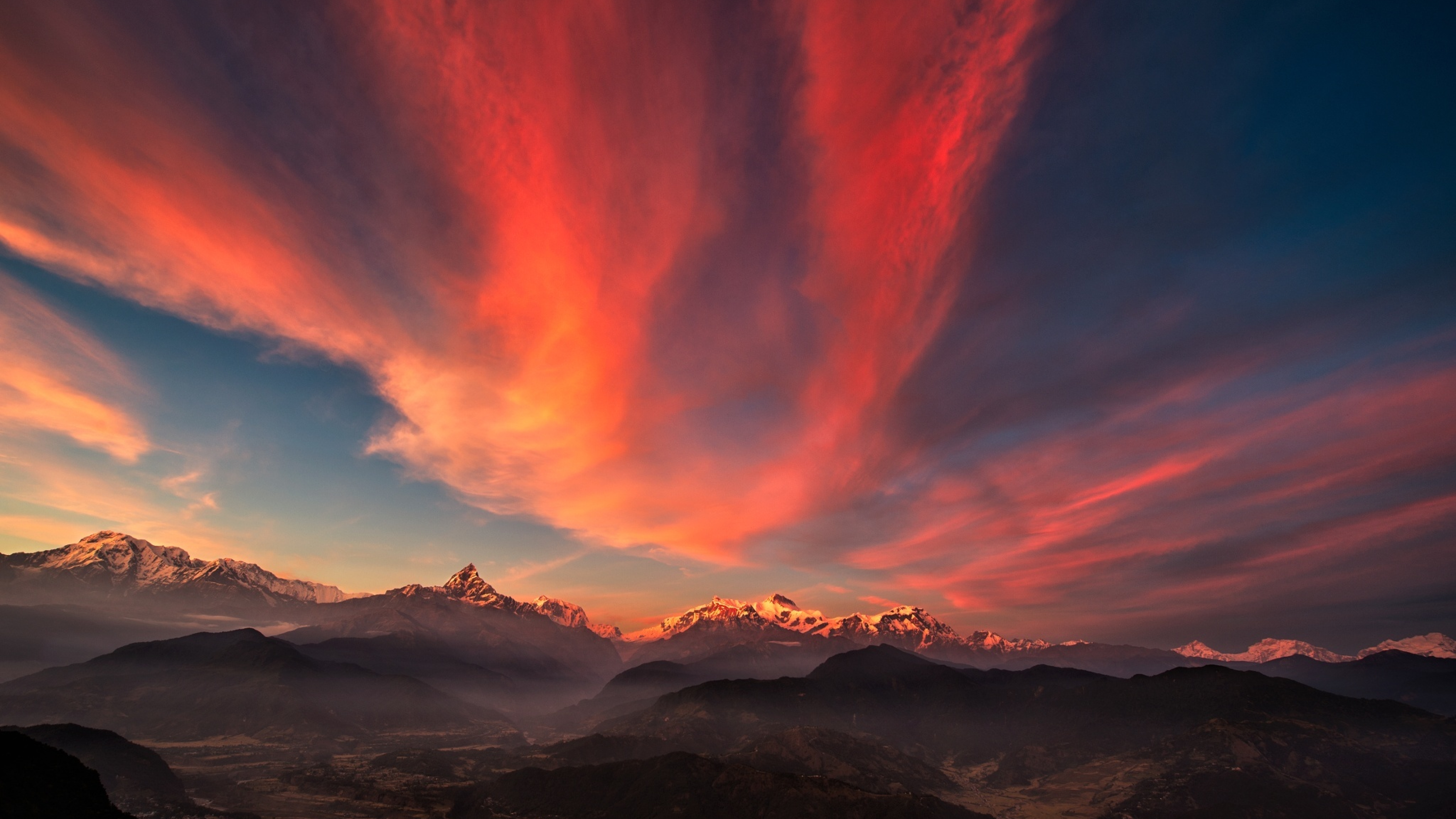 Закат в горах. Рассвет в Гималаях. Тибет. Рассвет в горах.