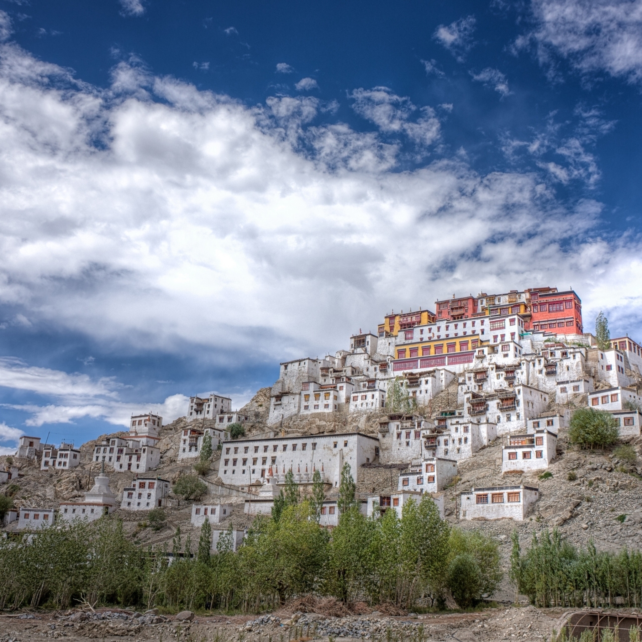 Город на горе. Тикси Гомпа (Thikse Monastery). Буддийский монастырь Тикси Гомпа. Монастырь в скале. Ладакх. Город на горе монастырь Италия.