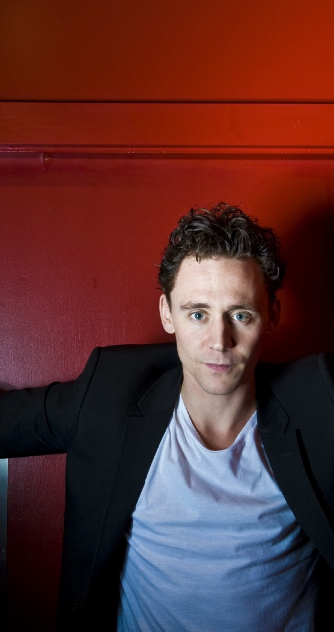 1080x2040 tom hiddleston, actor, photoshoot 1080x2040 Resolution